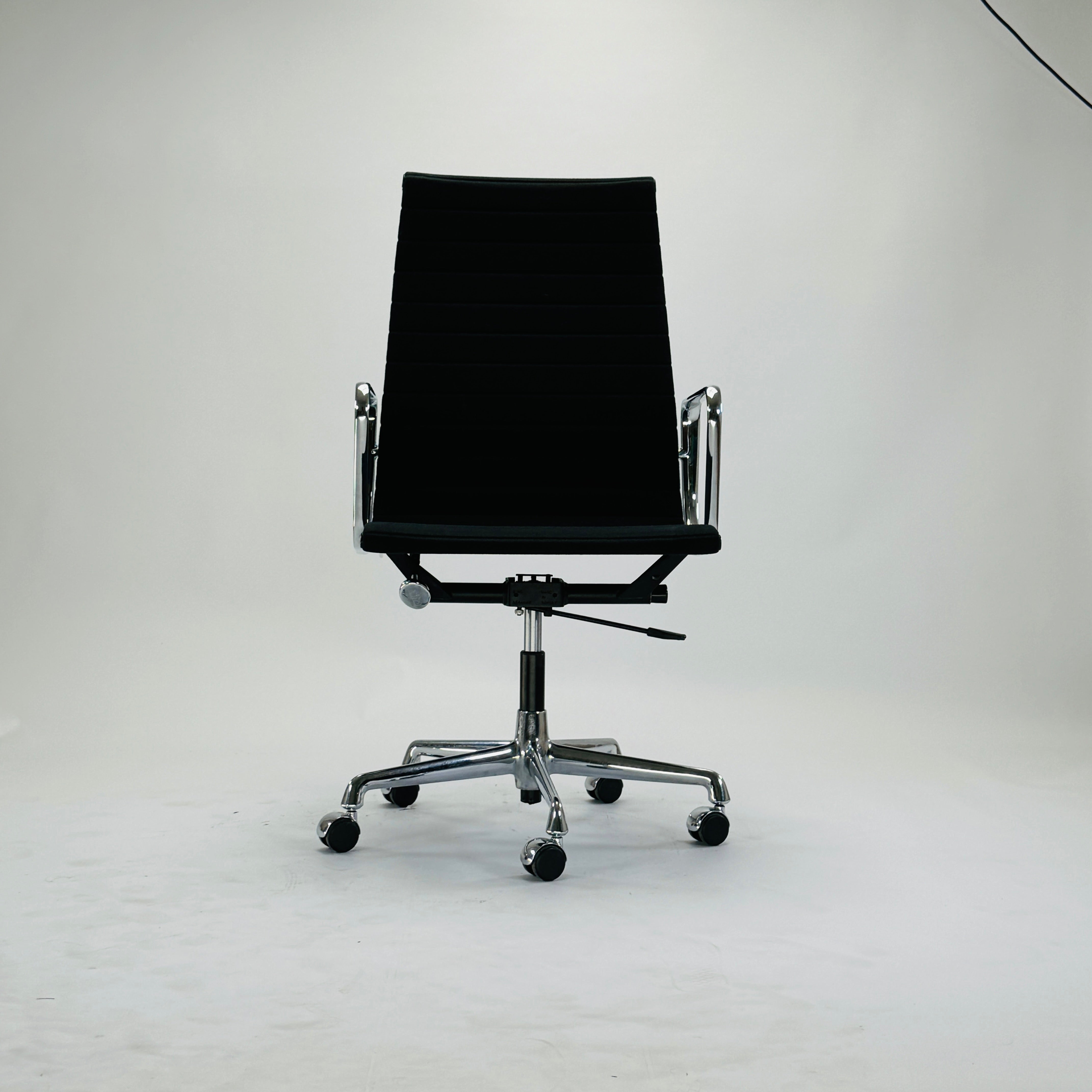 EA 119 Aluminium Chair Hopsack Textil Schwarz