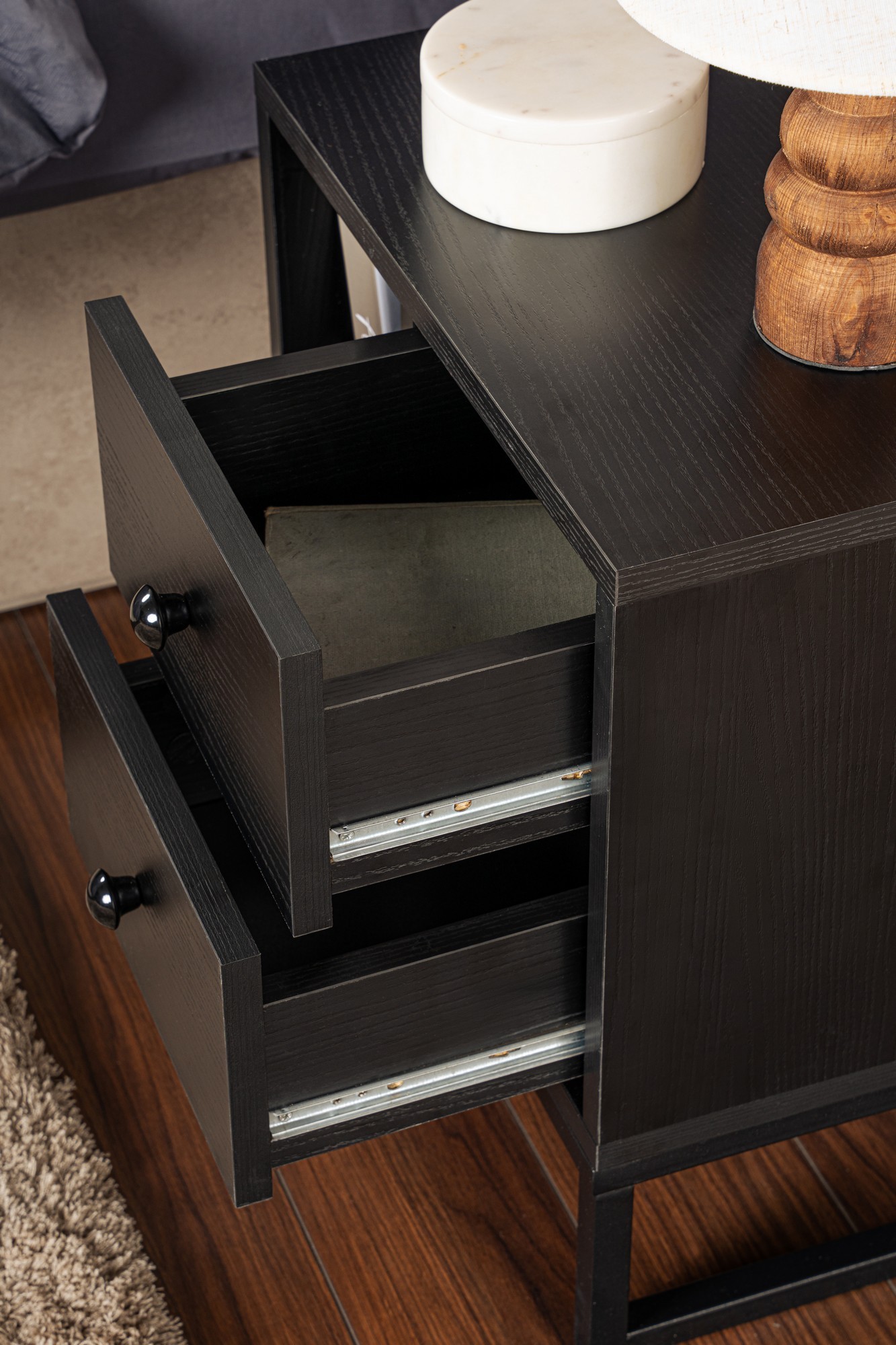 Glimmer Comodino Nero con gambe nere