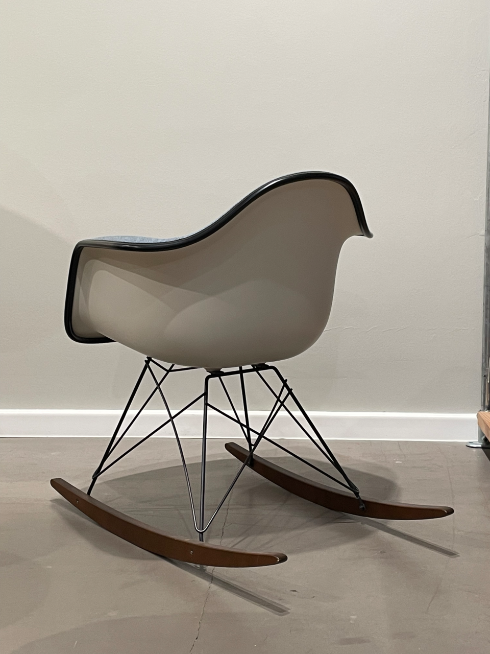Eames Armchair RAR Schaukelstuhl