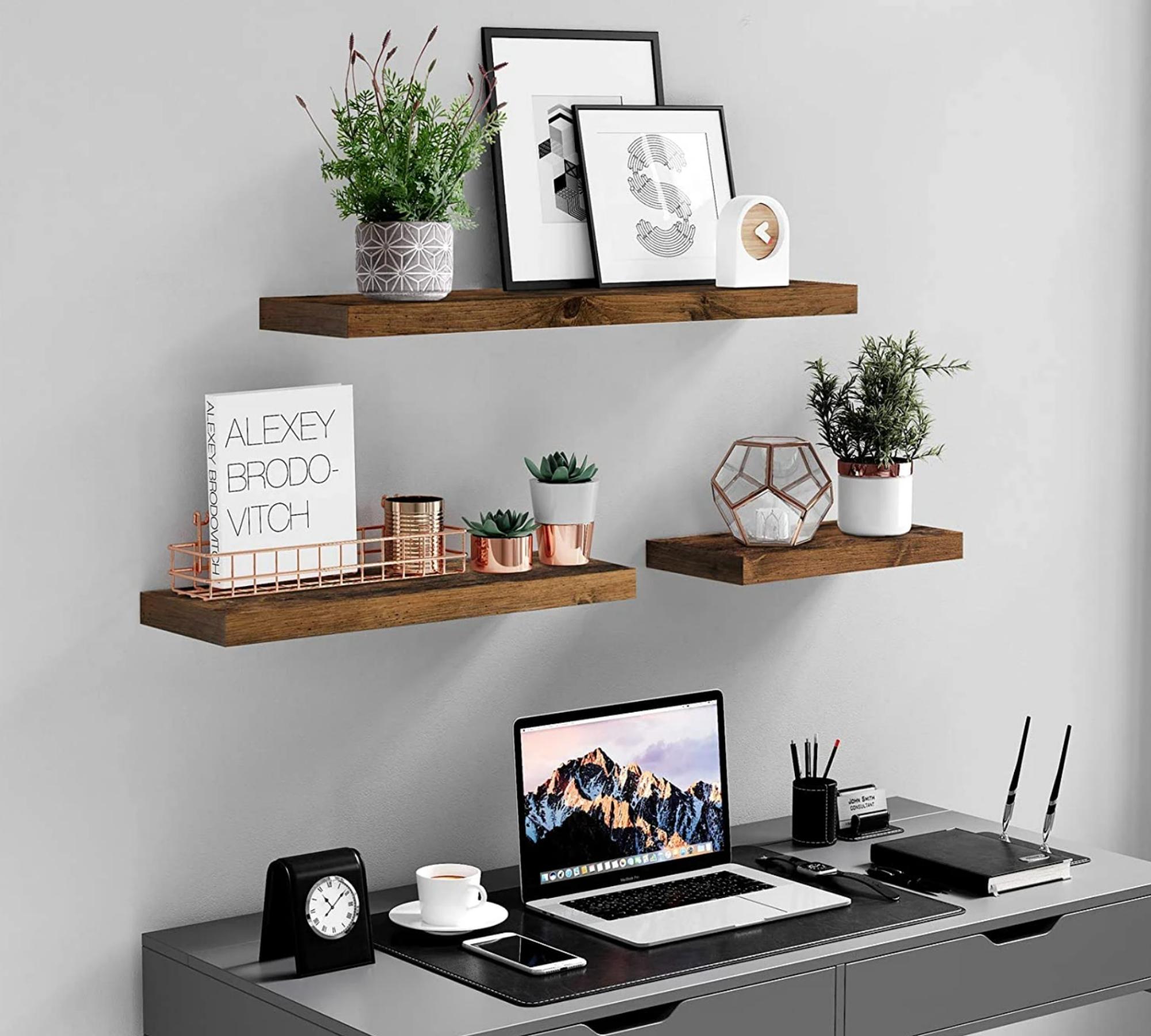 Wandboard in dunkler Holzoptik