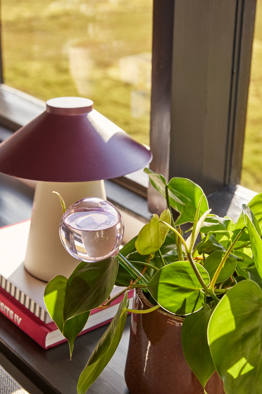 Chipper Tischlampe Sandfarben Burgundy