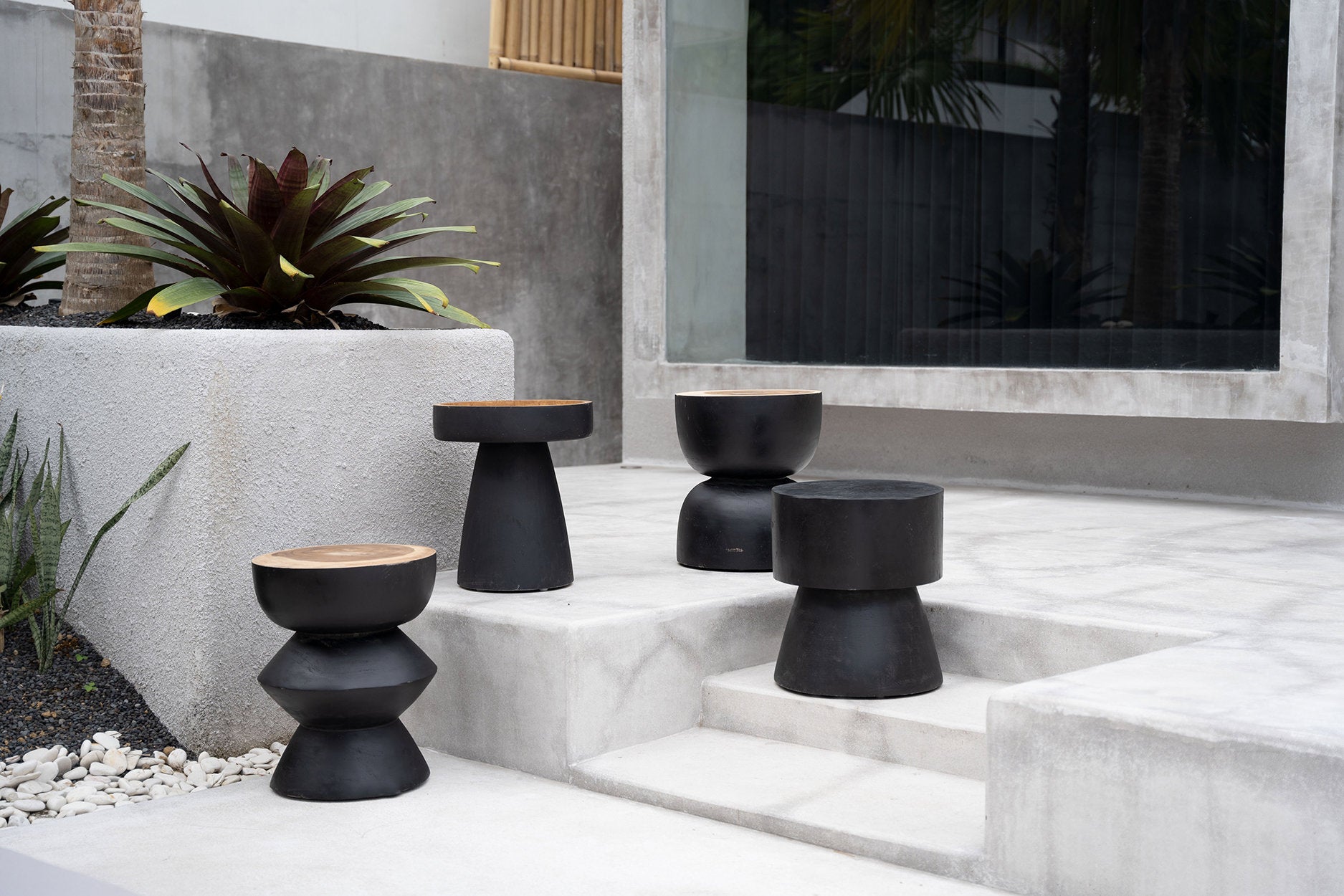 The Karbun Stool Black Natural ø50cm