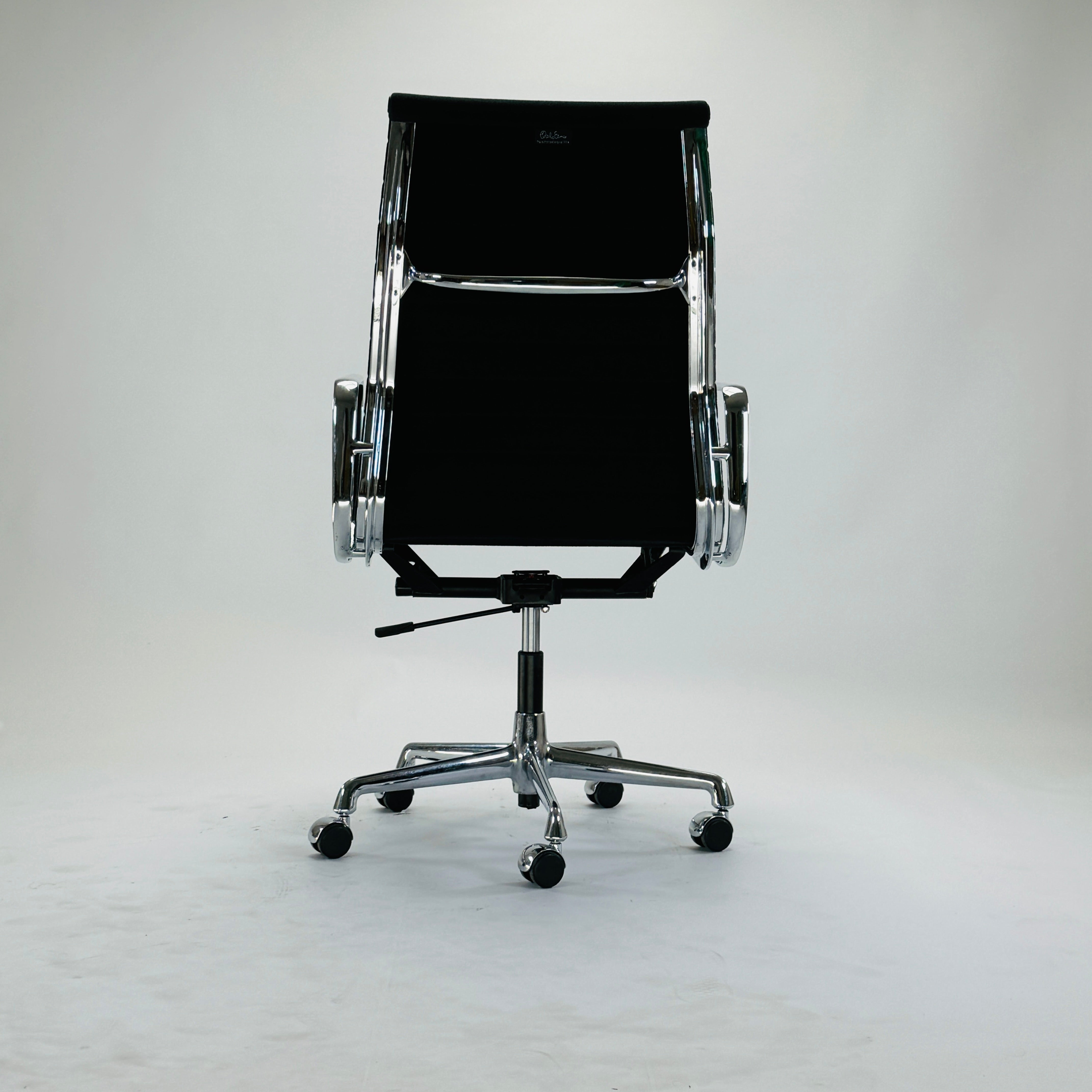 EA 119 Aluminium Chair Hopsack Textil Schwarz