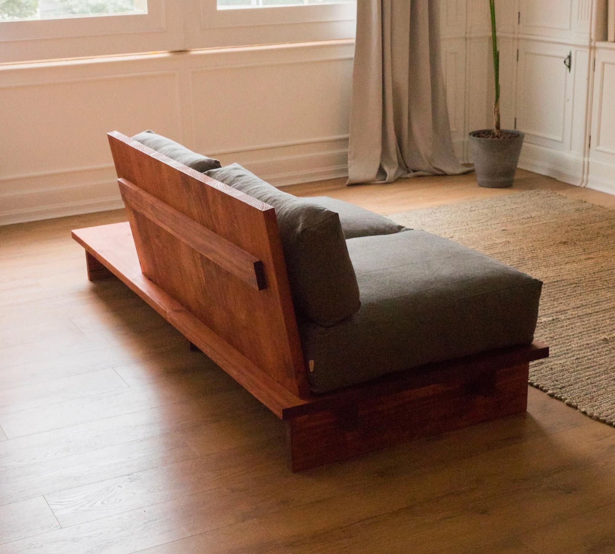 Sofa aus recyceltem Holz mit Ablage Mahagoni