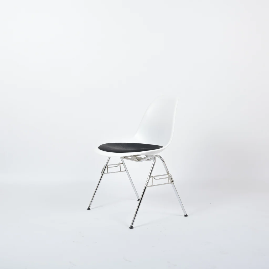 Eames DSS Plastic Side Chair mit Sitzkissen Weiß
