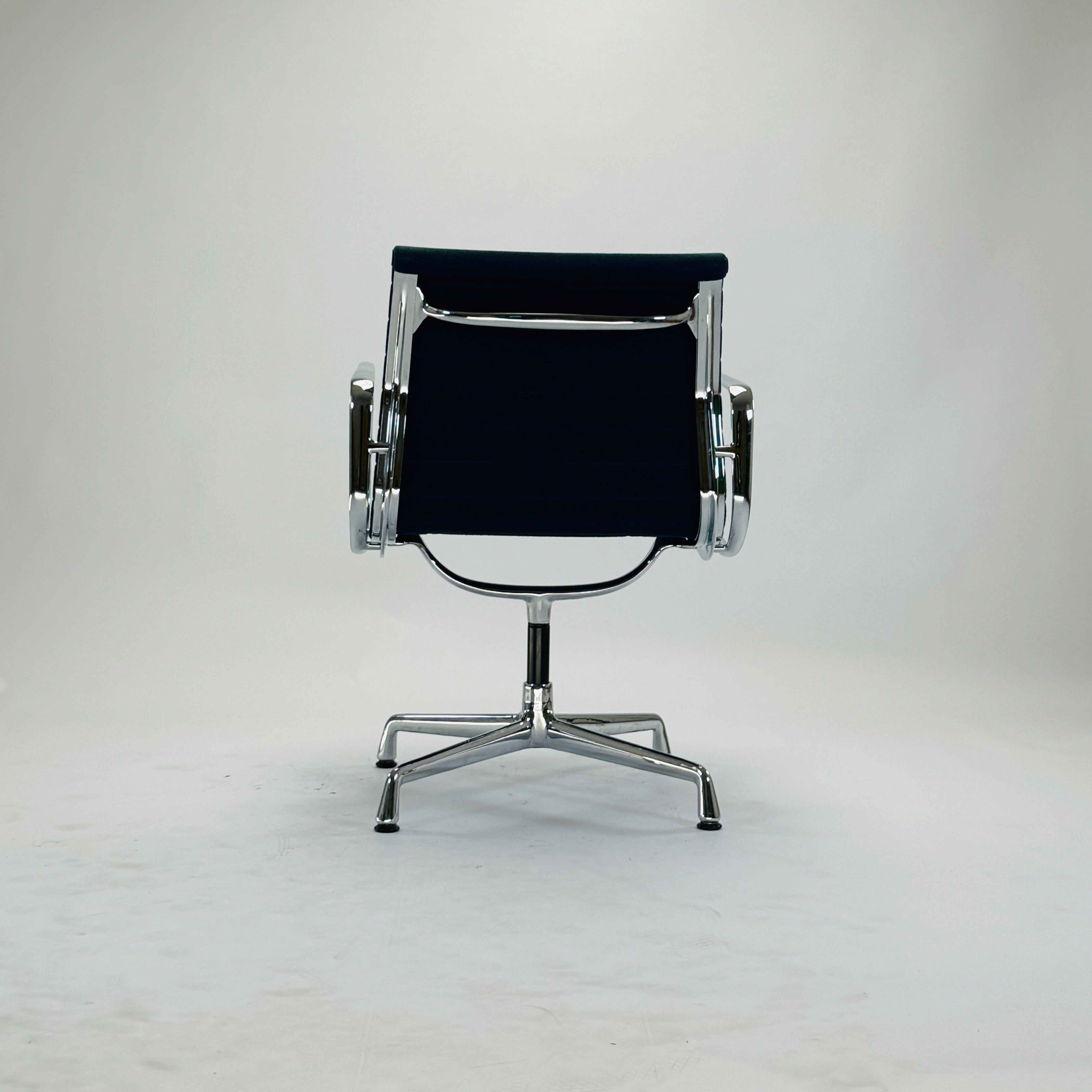 Eames EA 108 Aluminium Chair Drehbar Navy