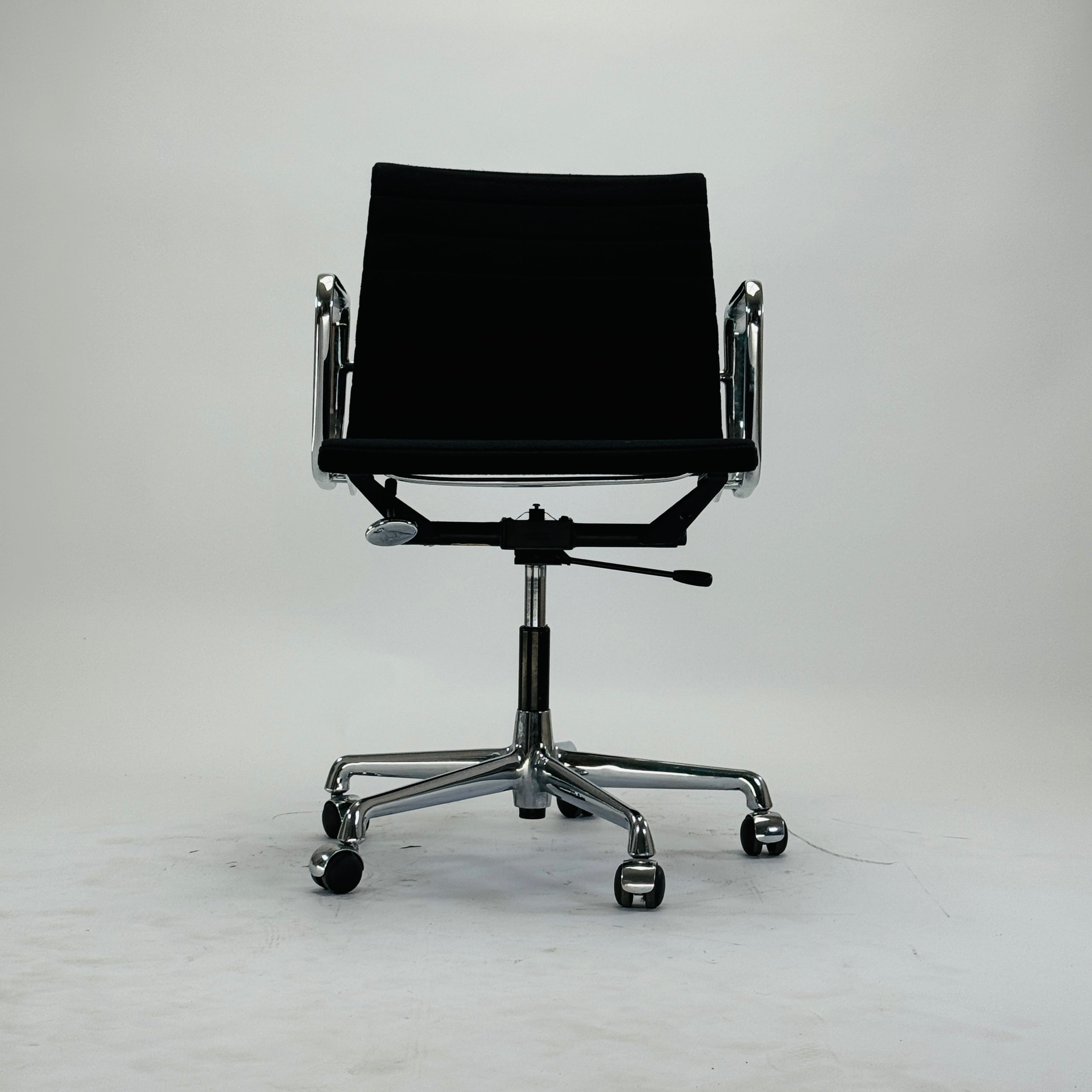 Eames EA 117 Chair Aluminium Schwarz