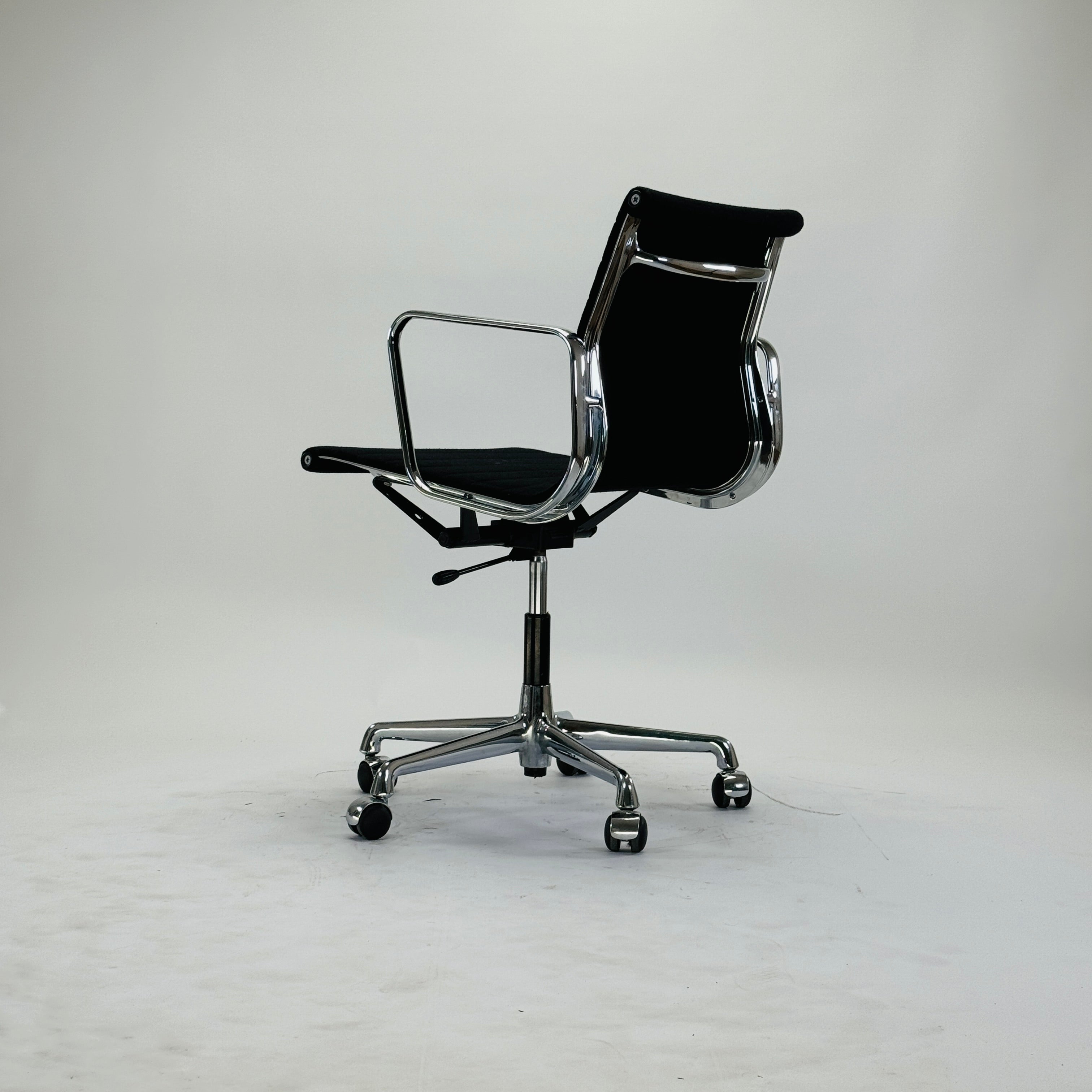 Eames EA 117 Chair Aluminium Schwarz