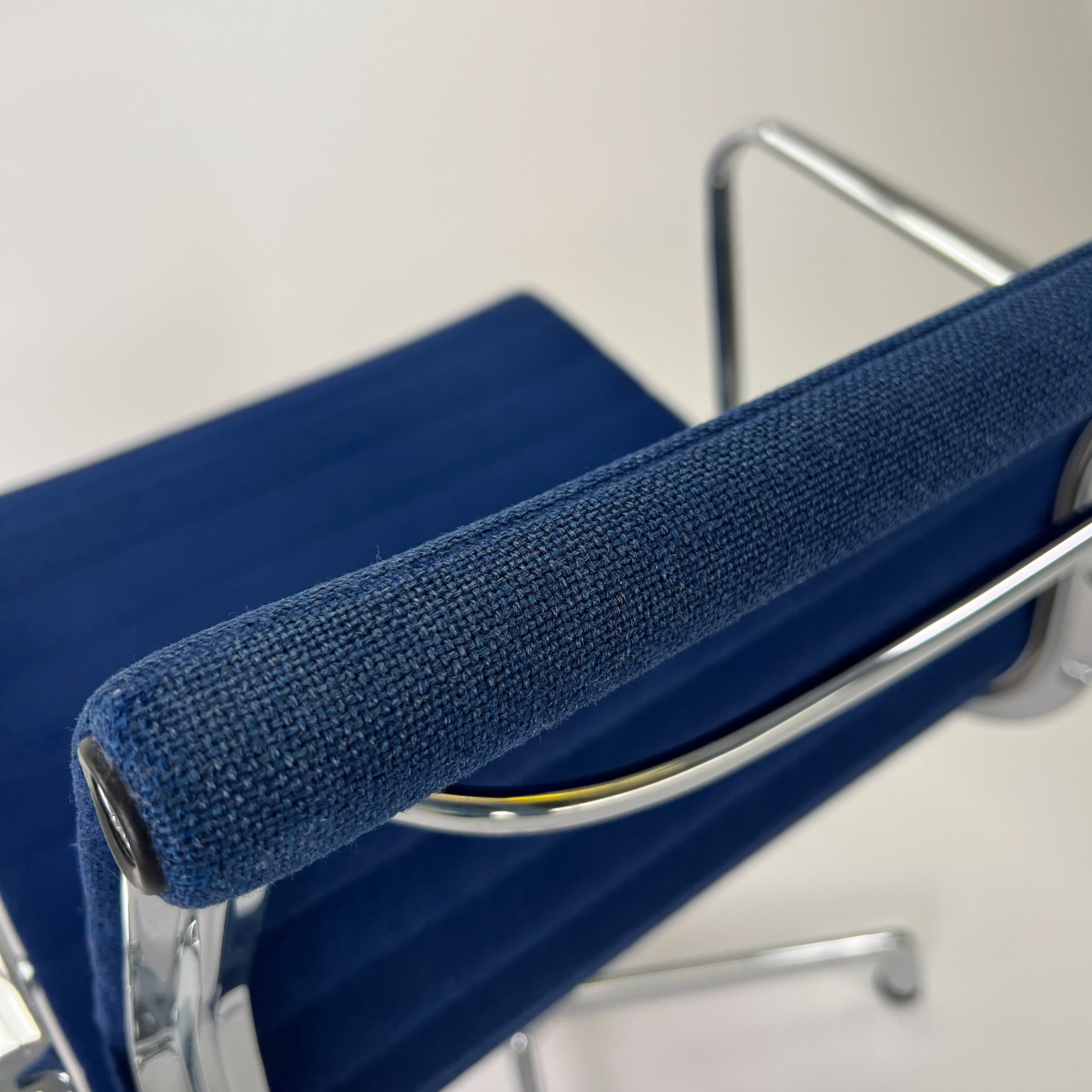 Vitra EA108 Chair Chrom Hopsack Blau