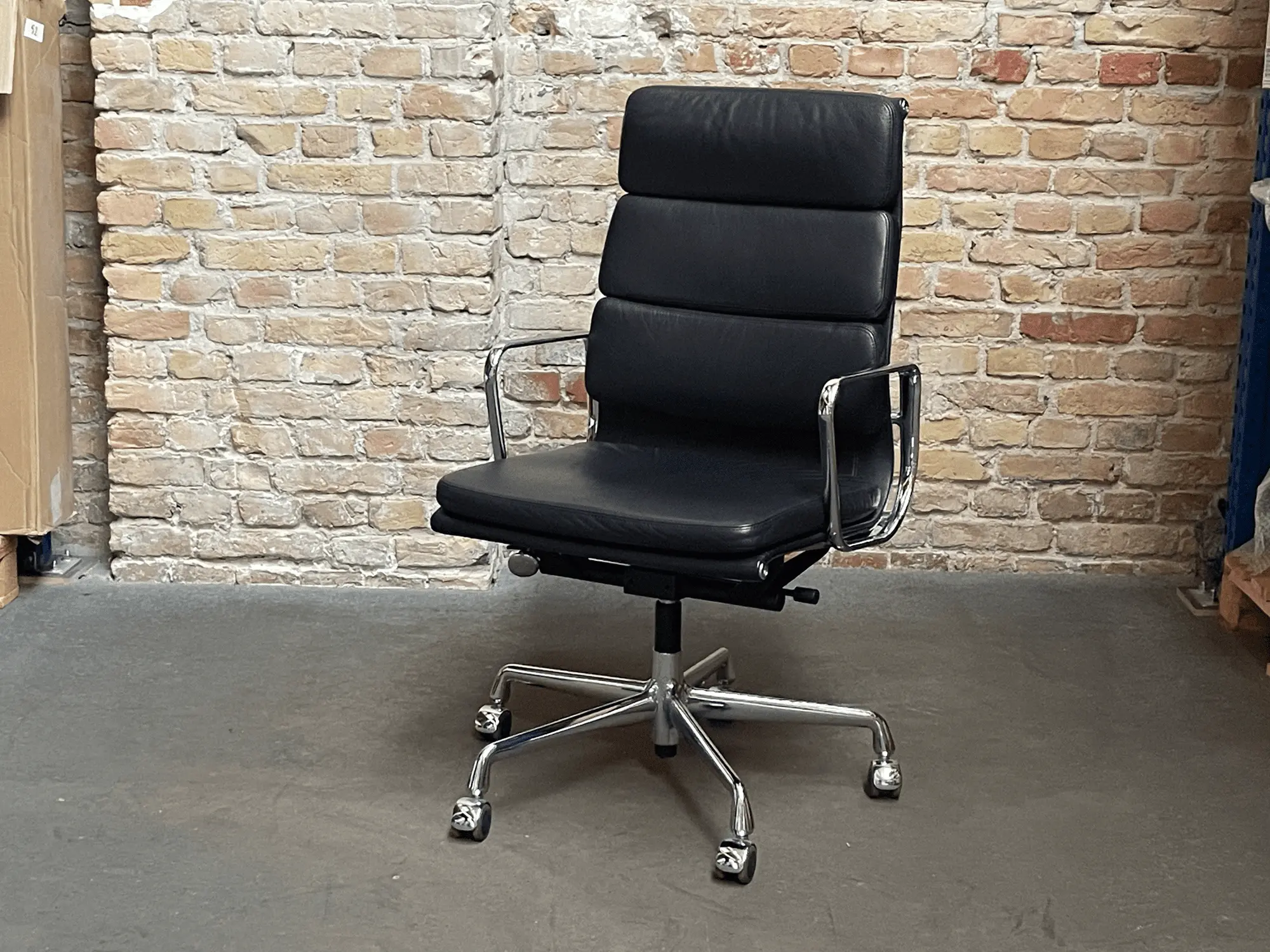 Soft Pad Chair EA219 Bürostuhl Leder Schwarz