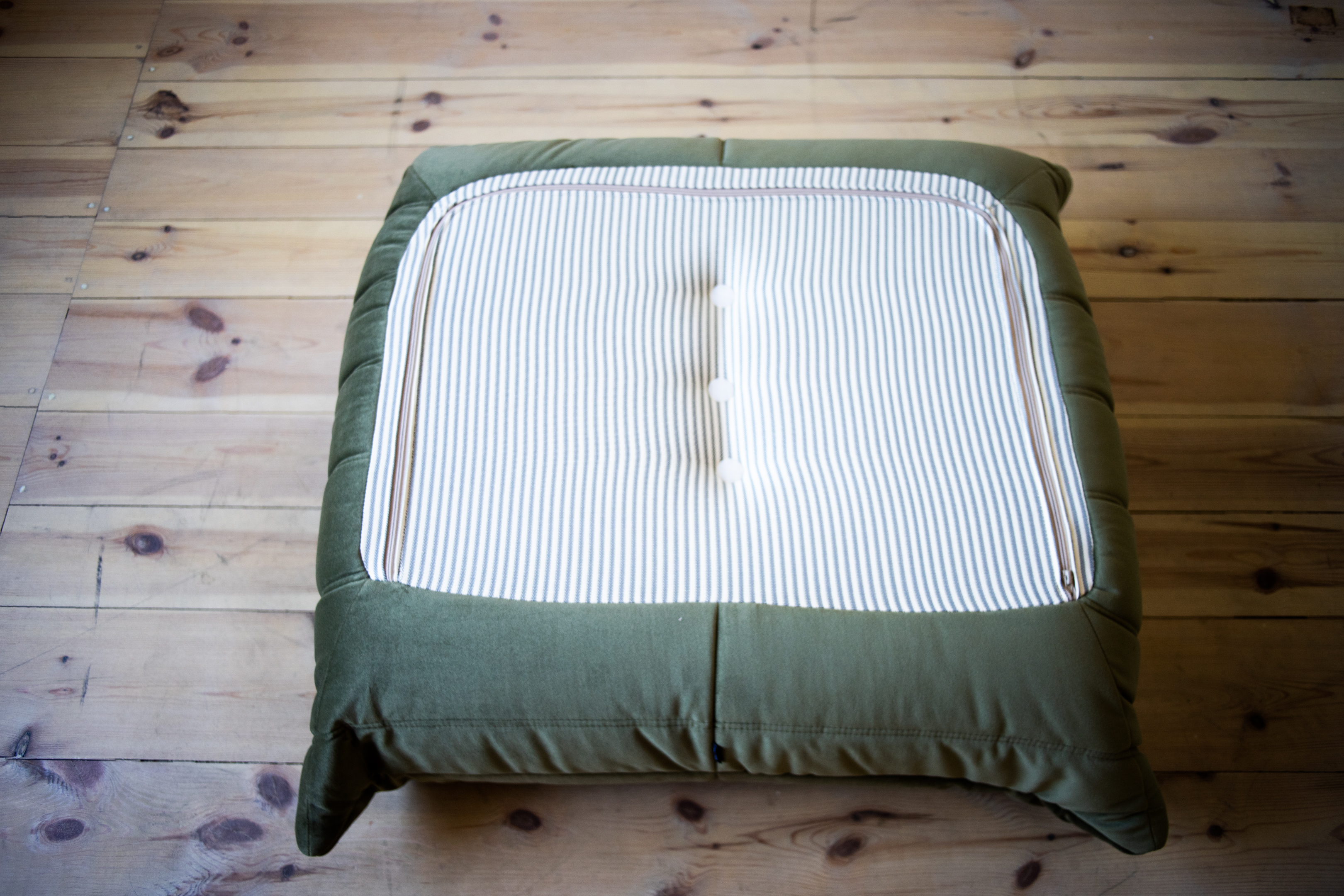 Togo Ottoman Velluto Verde Kaki