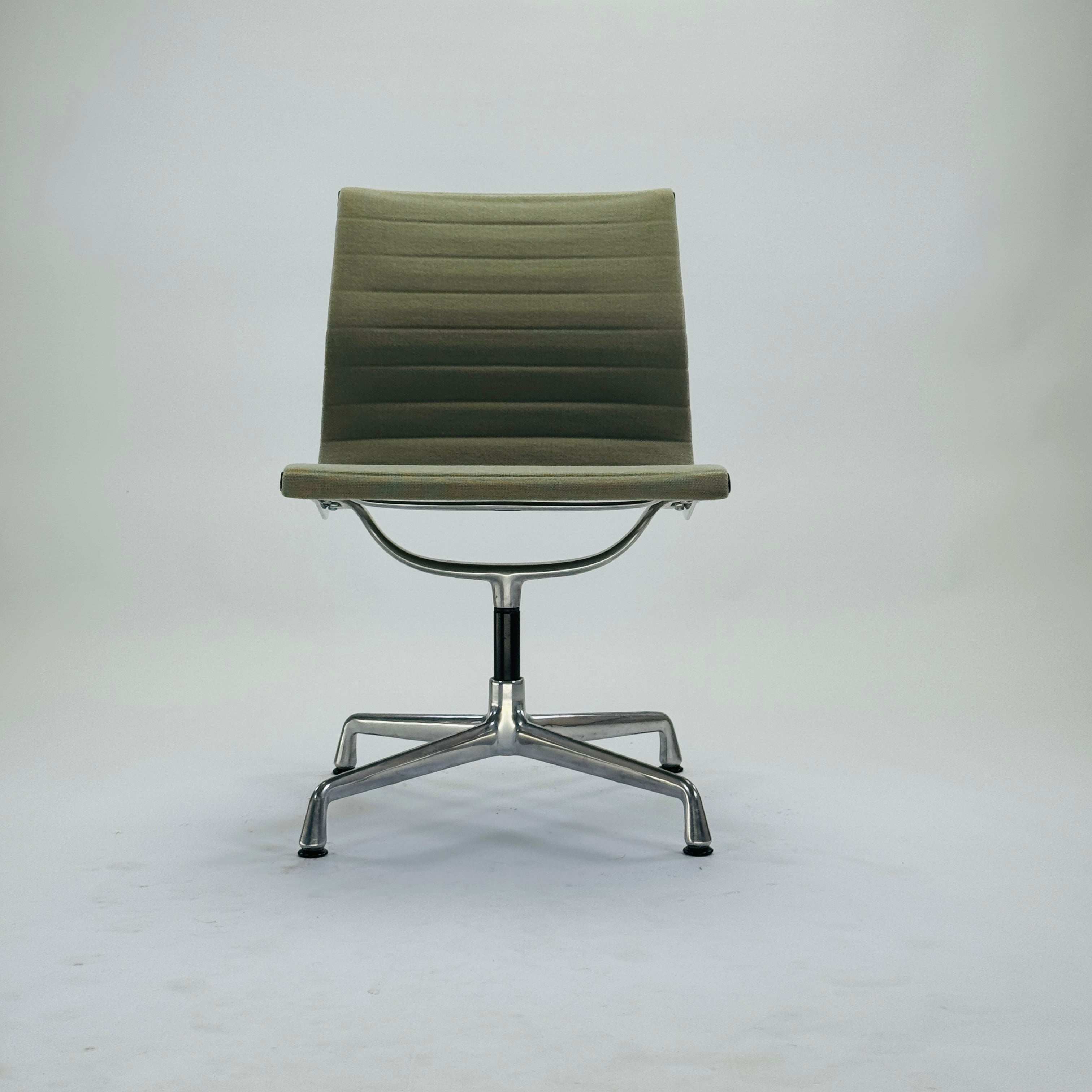 EA 105 Chair Aluminium Hellgrün