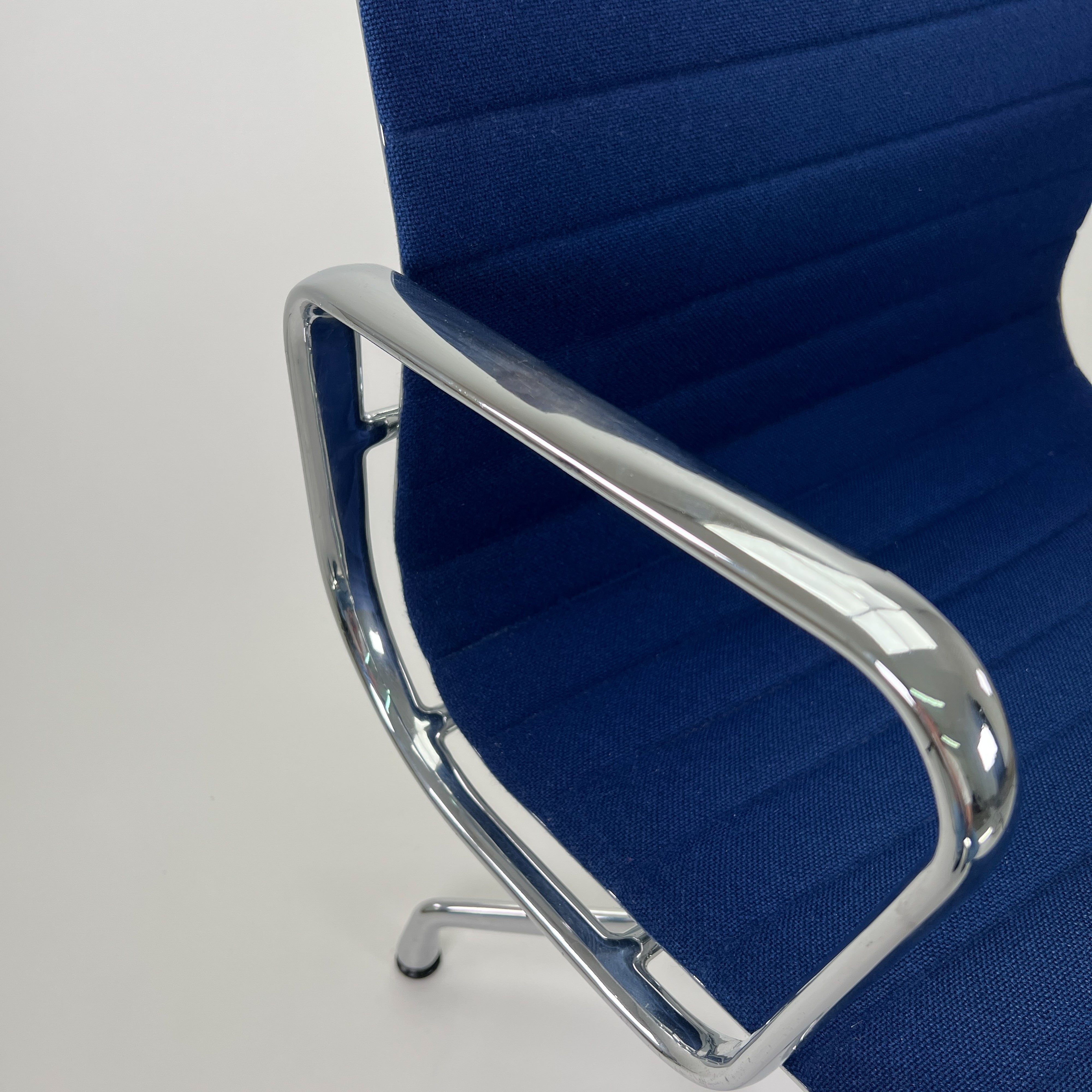 Vitra EA108 Chair Chrom Hopsack Blau