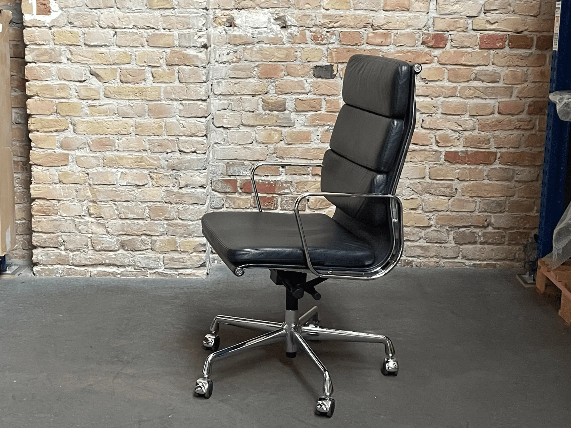 Soft Pad Chair EA219 Bürostuhl Leder Schwarz