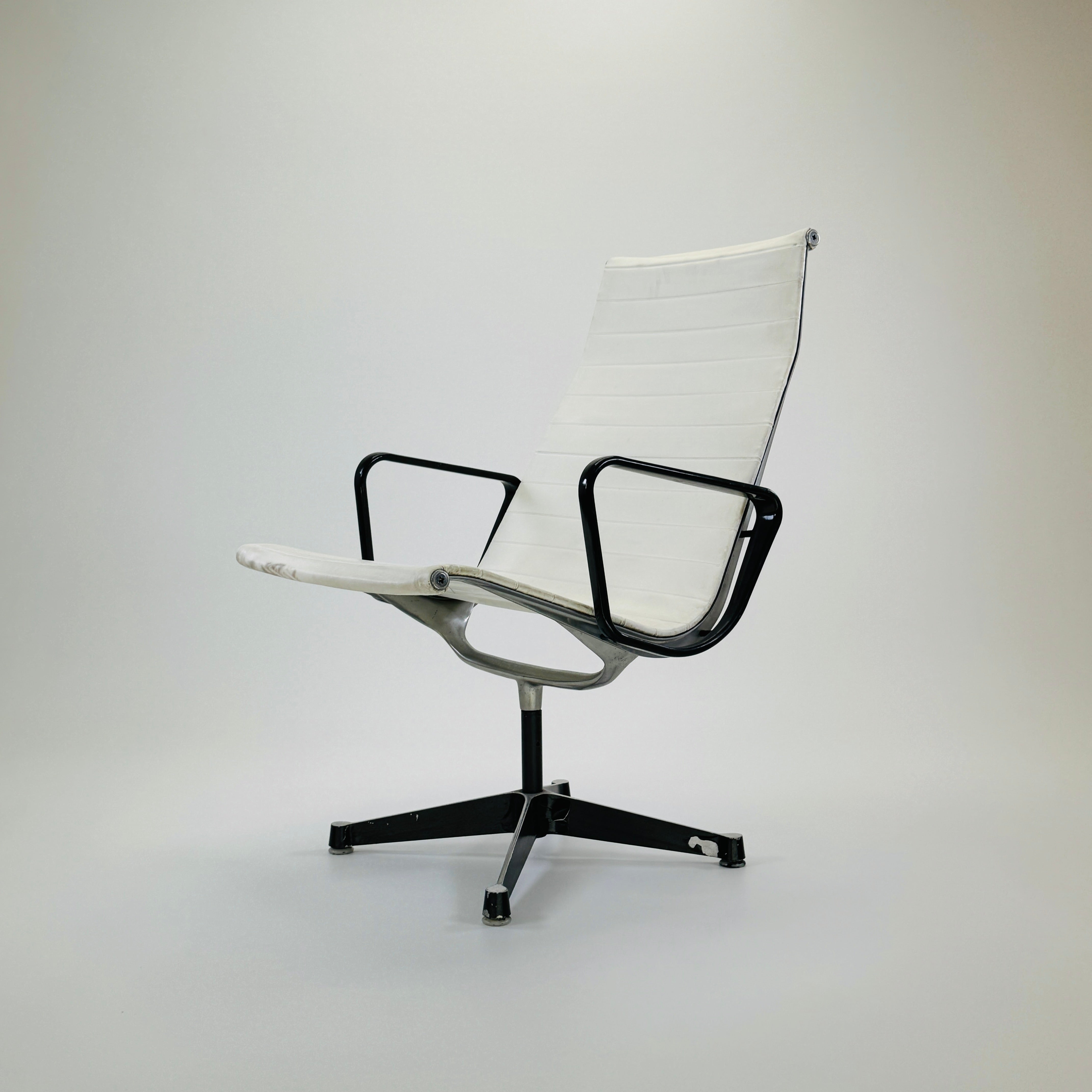 Aluminium Group Chair EA 116 Leder Weiß