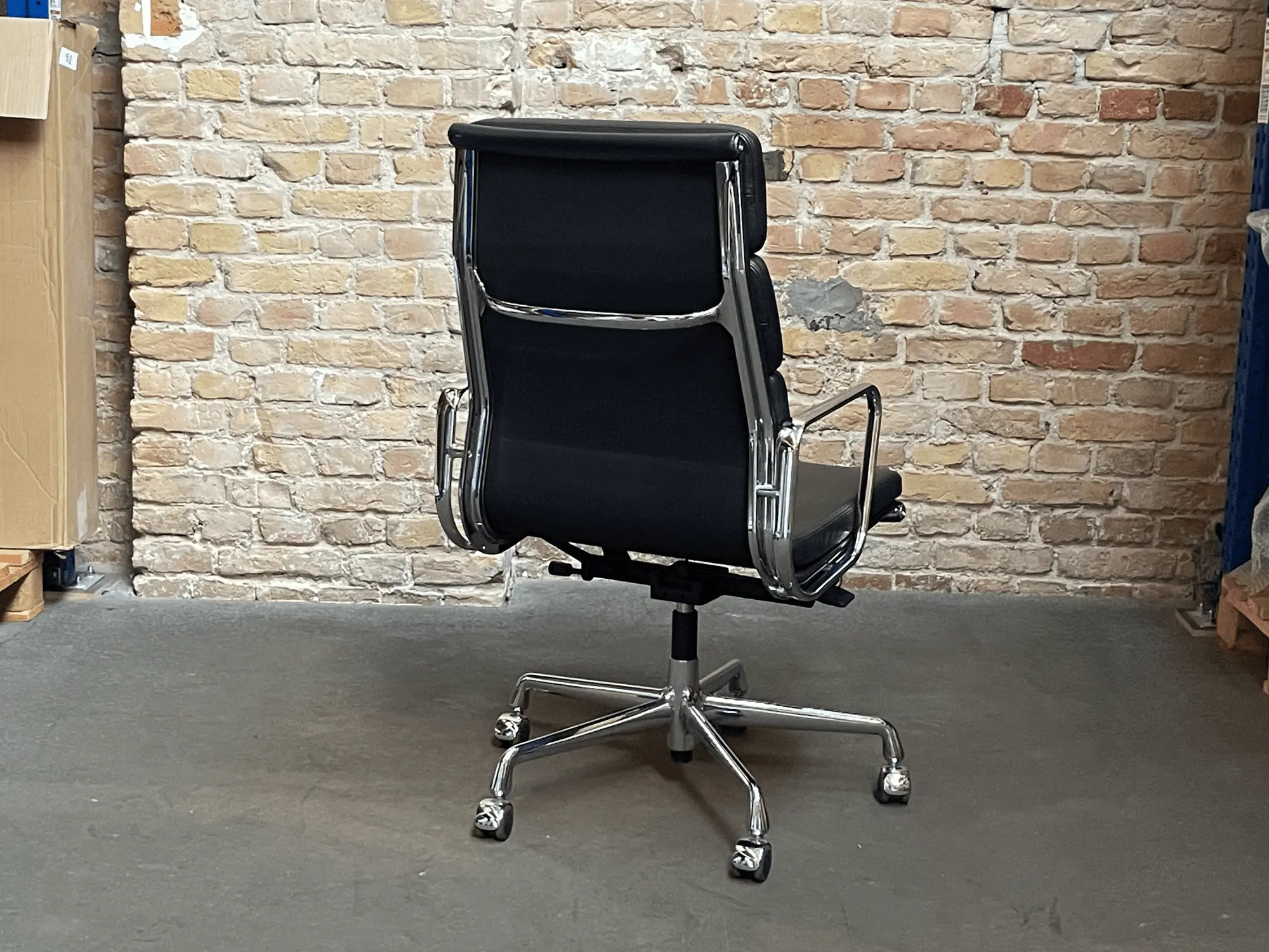 Soft Pad Chair EA219 Bürostuhl Leder Schwarz