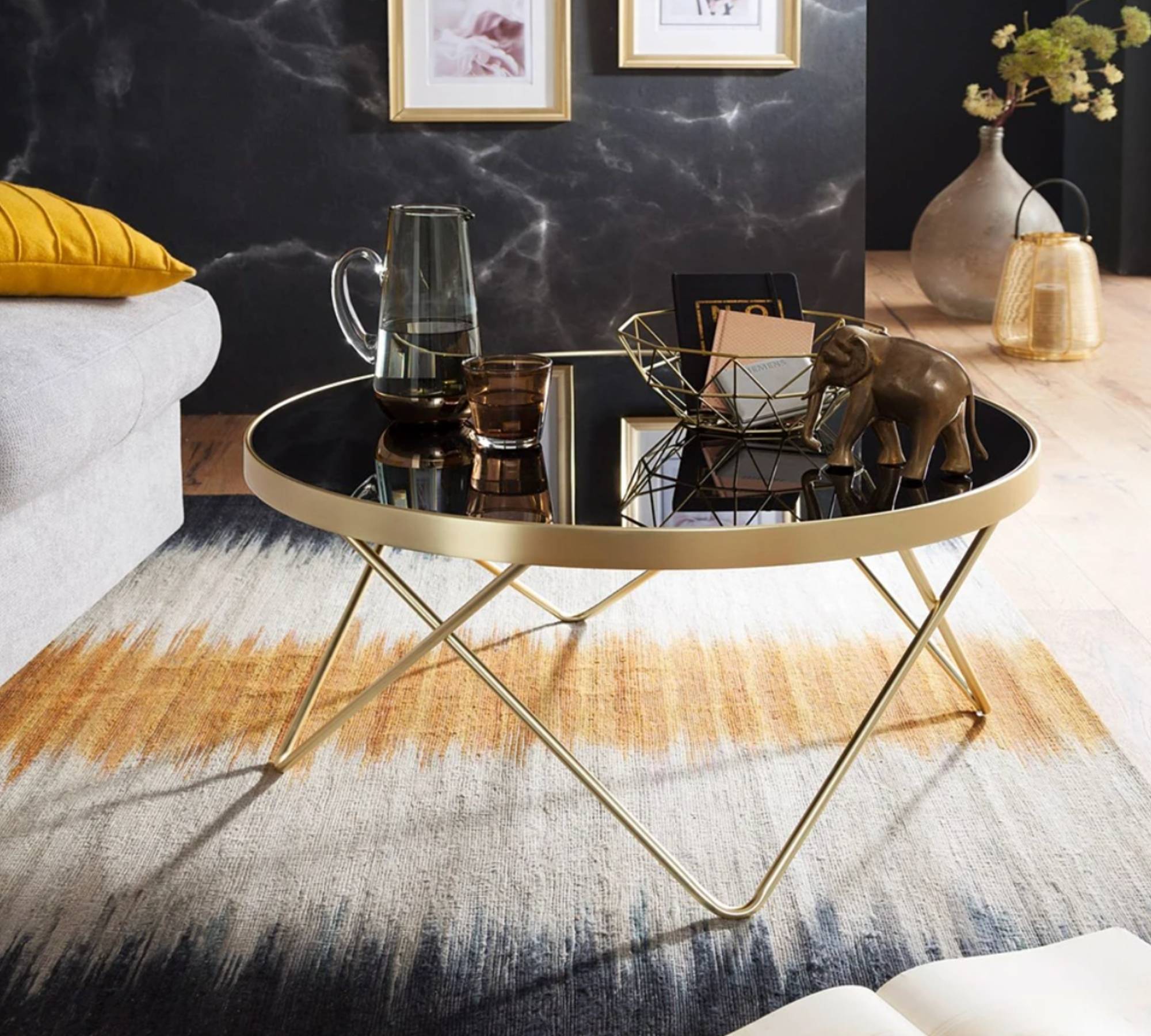 Geometrischer Couchtisch Gold mit schwarzer Tischplatte