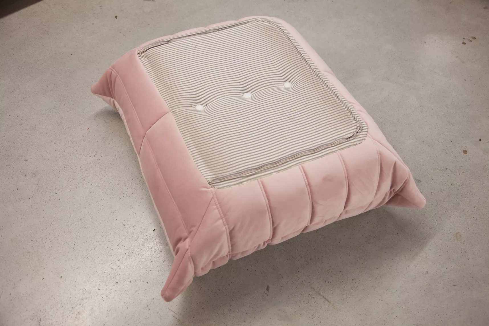 Togo Ottoman Velvet Light Pink