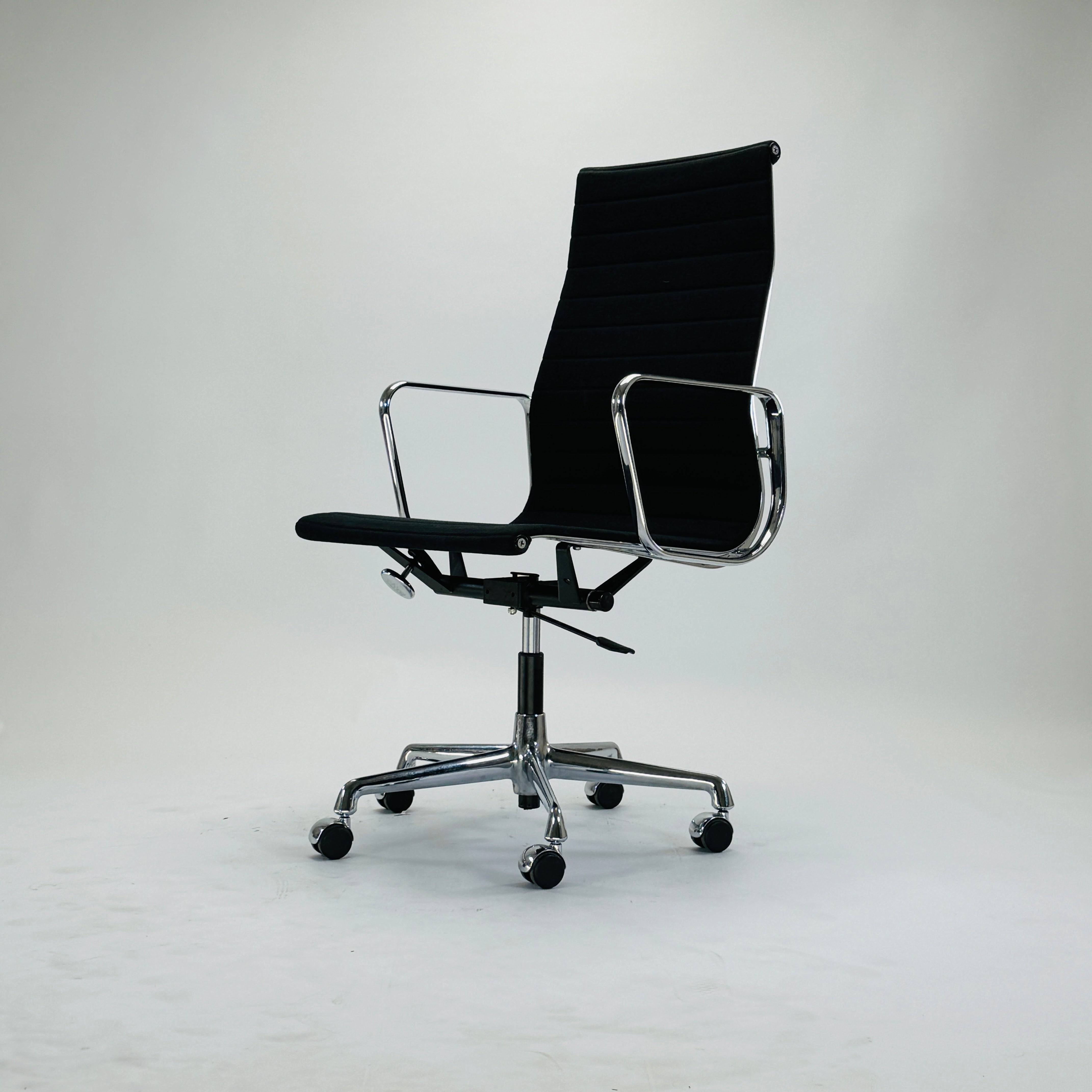 EA 119 Aluminium Chair Hopsack Textil Schwarz