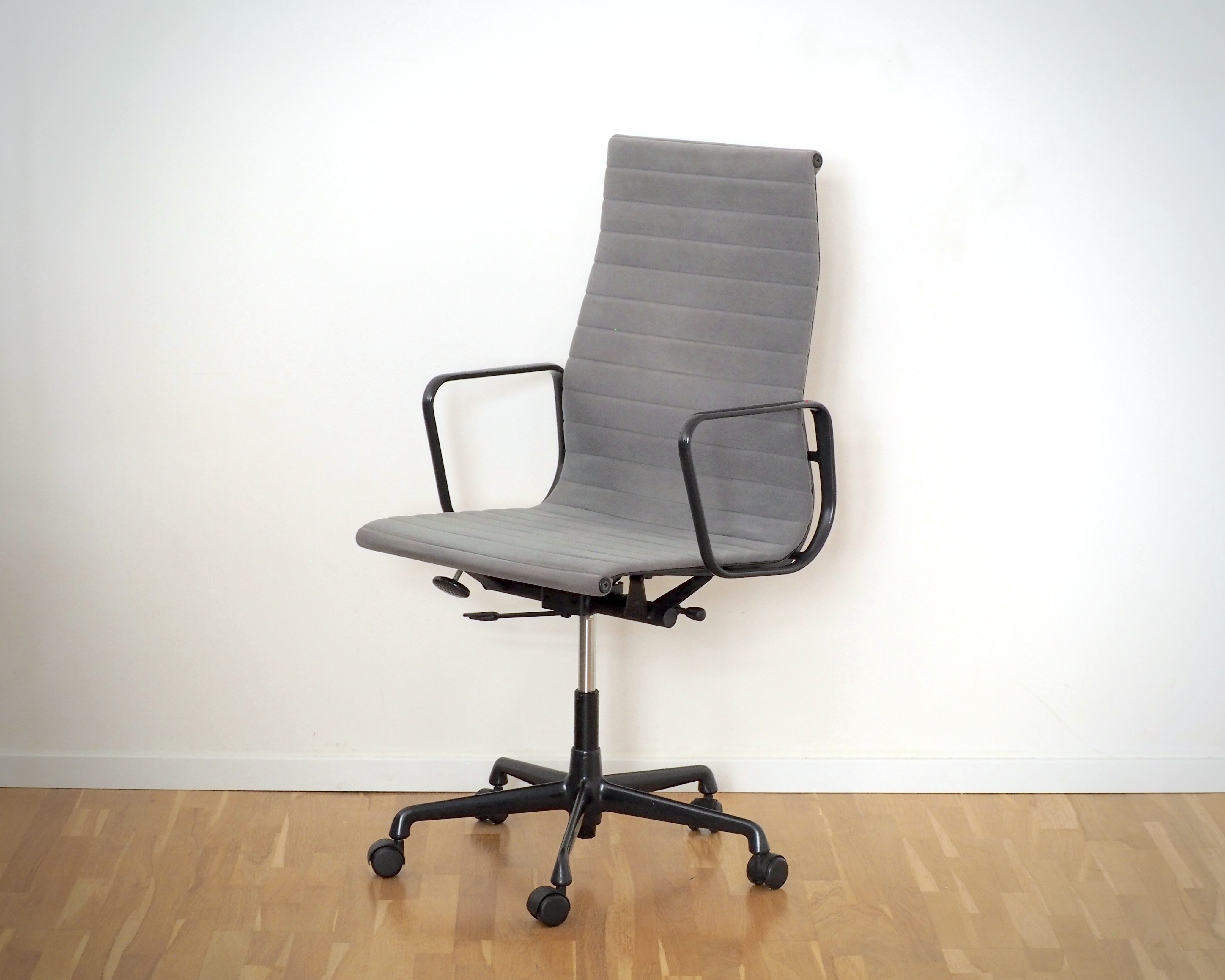 EA 119 Aluminium Chair Cosy Grau