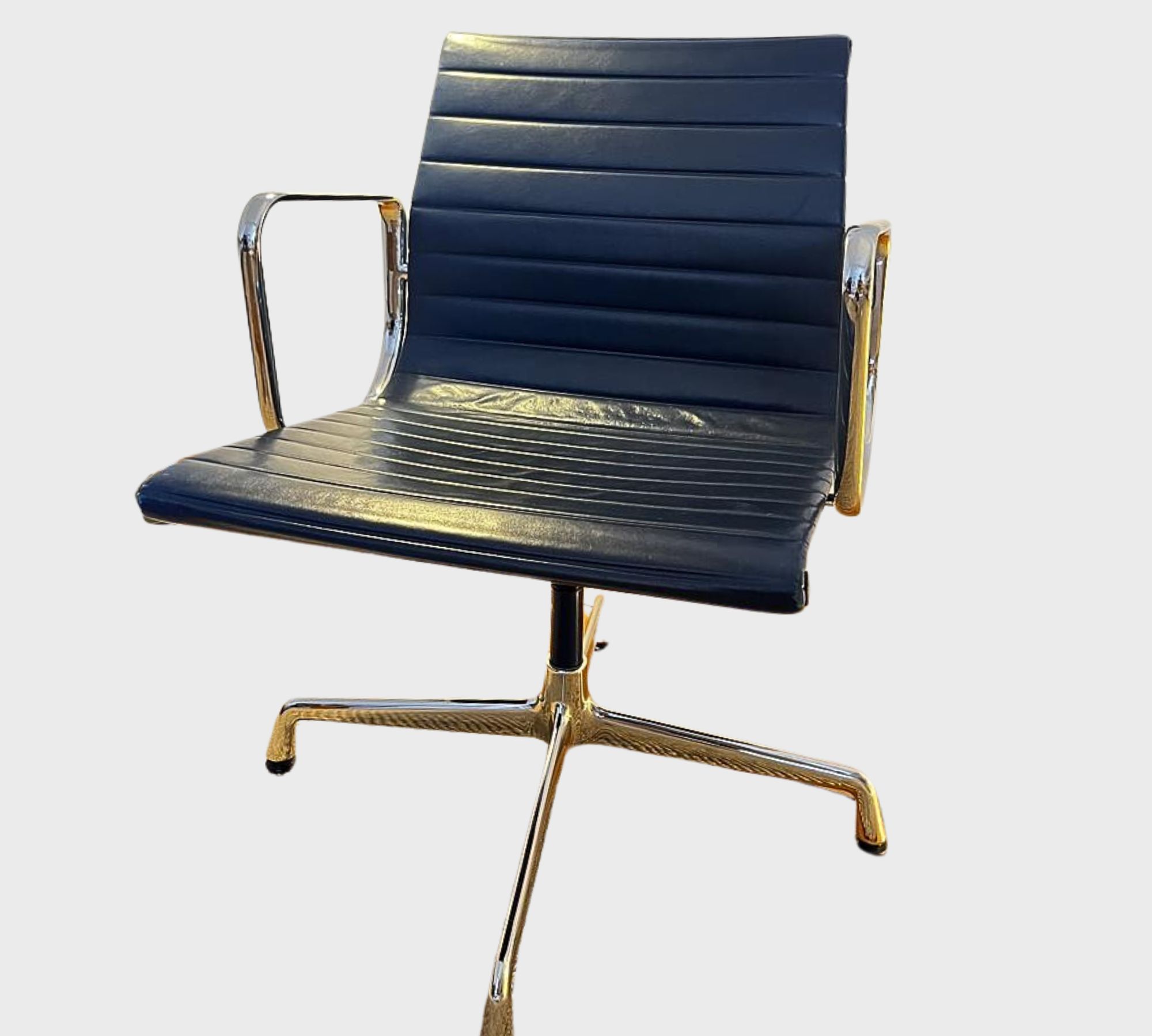 Vintage EA 108 Bürostuhl Drehbar Chrom Leder Blau