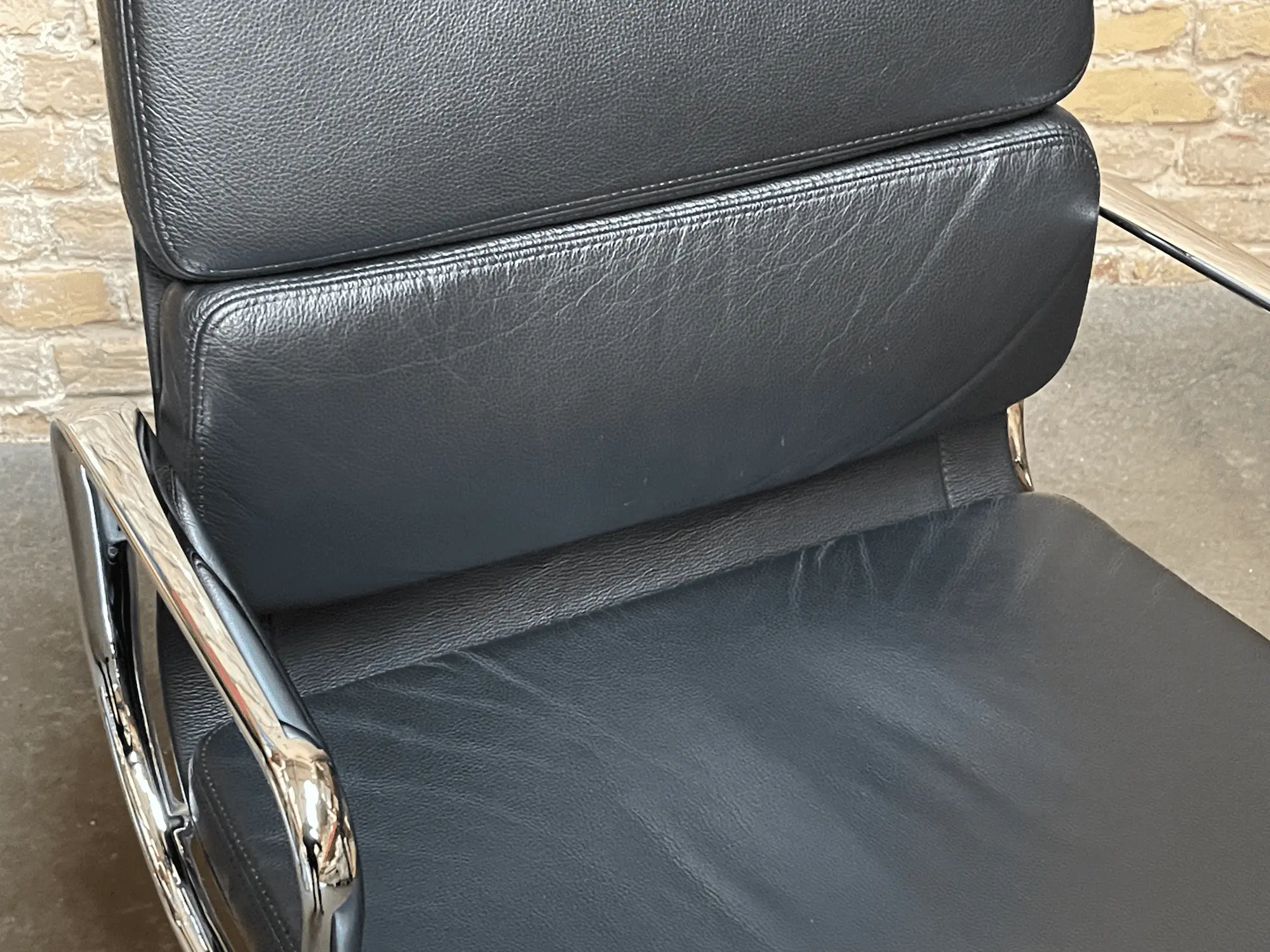 Soft Pad Chair EA219 Bürostuhl Leder Schwarz