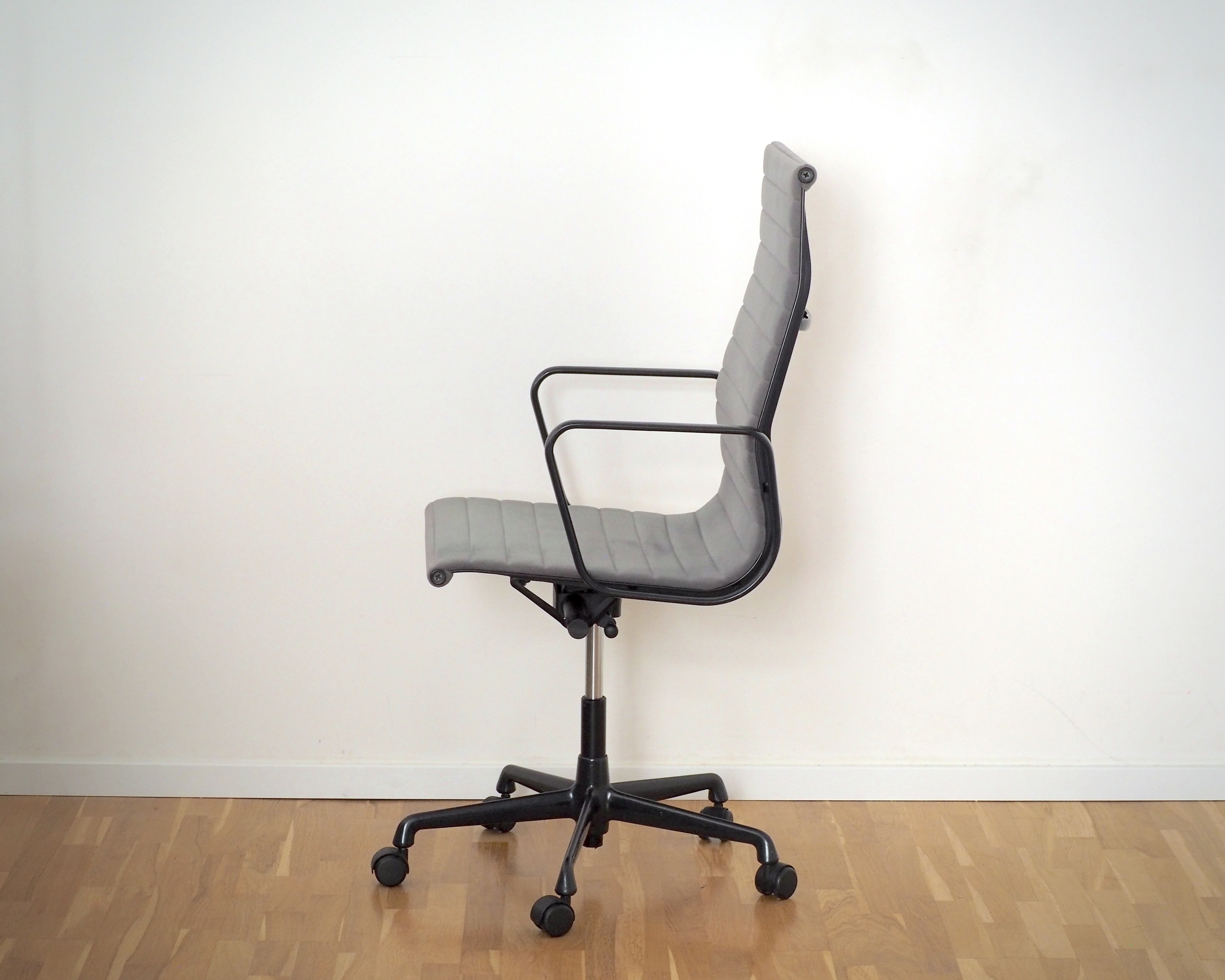 EA 119 Aluminium Chair Cosy Grau