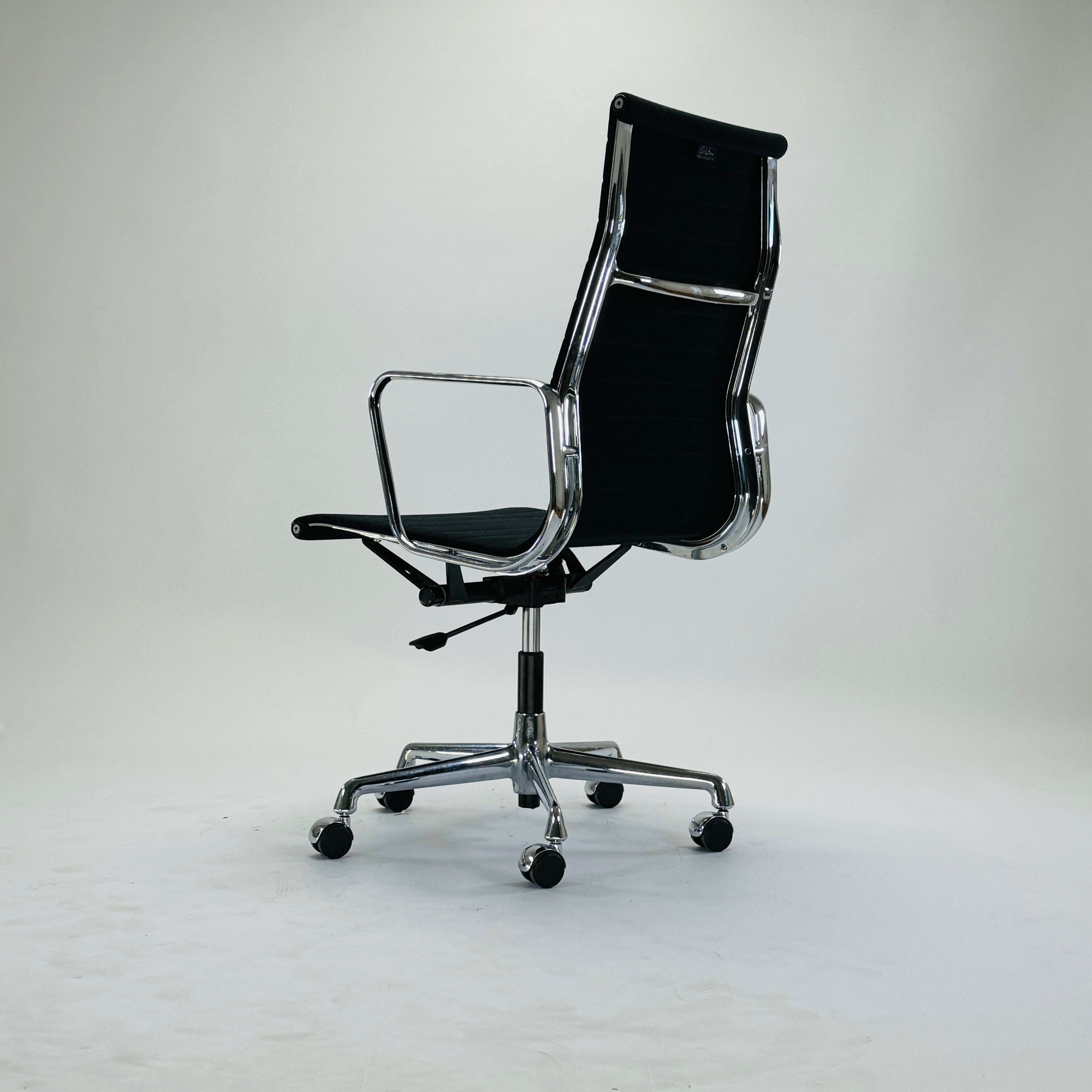 EA 119 Aluminium Chair Hopsack Textil Schwarz