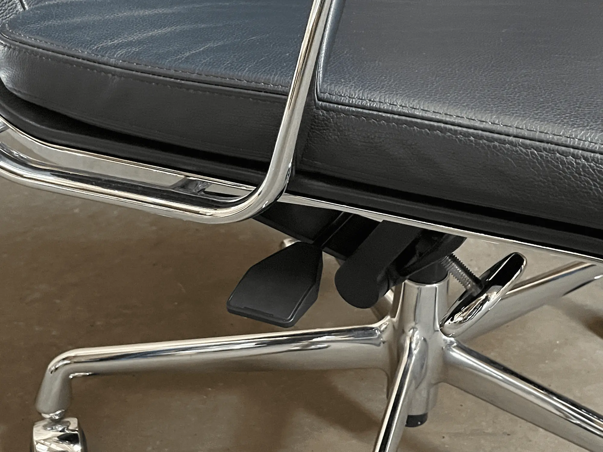 Soft Pad Chair EA219 Bürostuhl Leder Schwarz