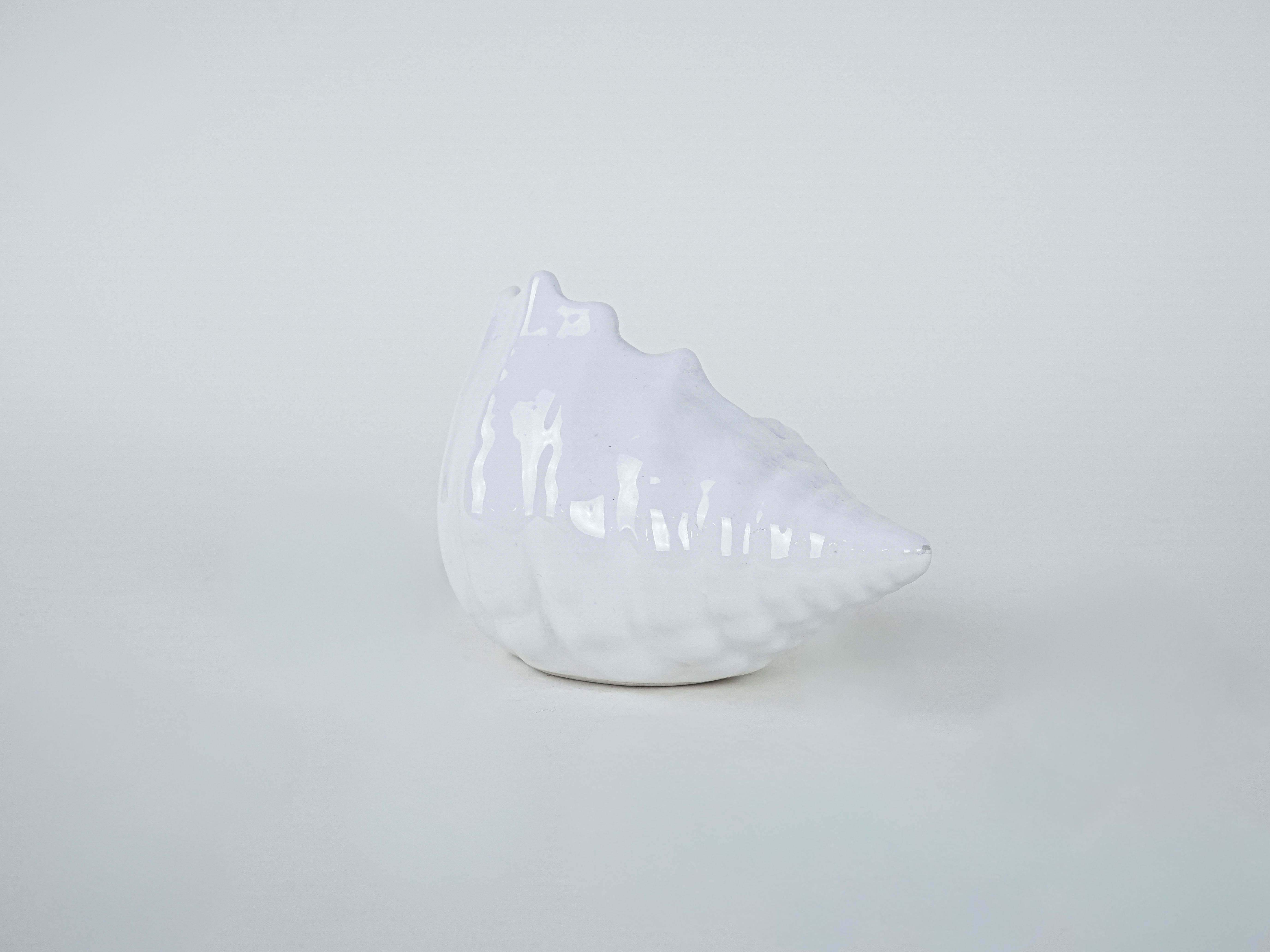 Ceramic shell White 1970s
