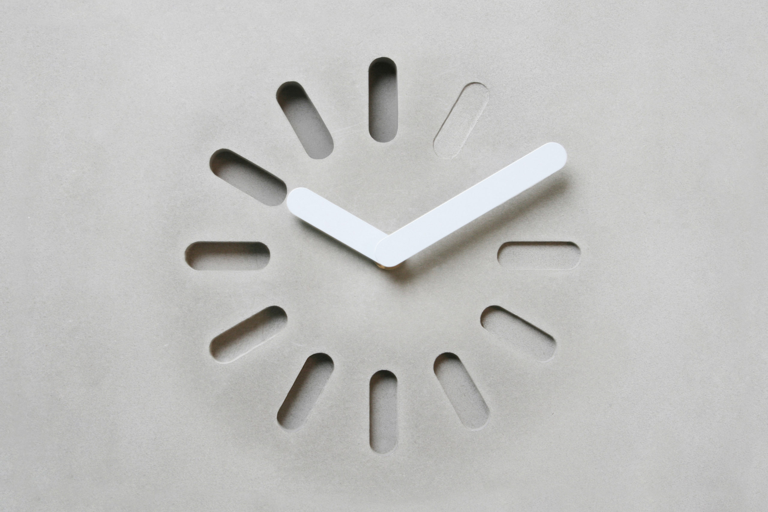 Life in progress Uhr Faserbeton Grau