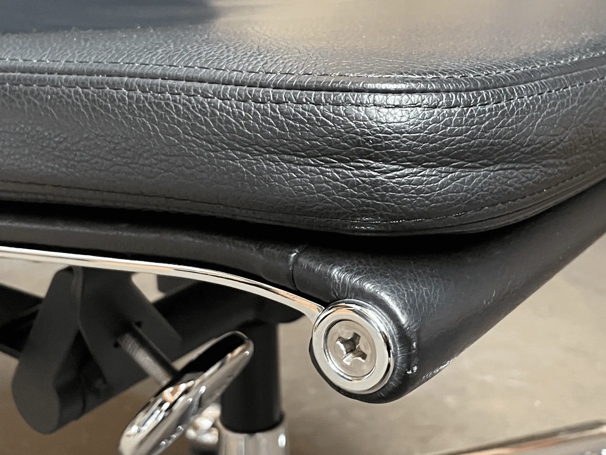 Soft Pad Chair EA219 Bürostuhl Leder Schwarz