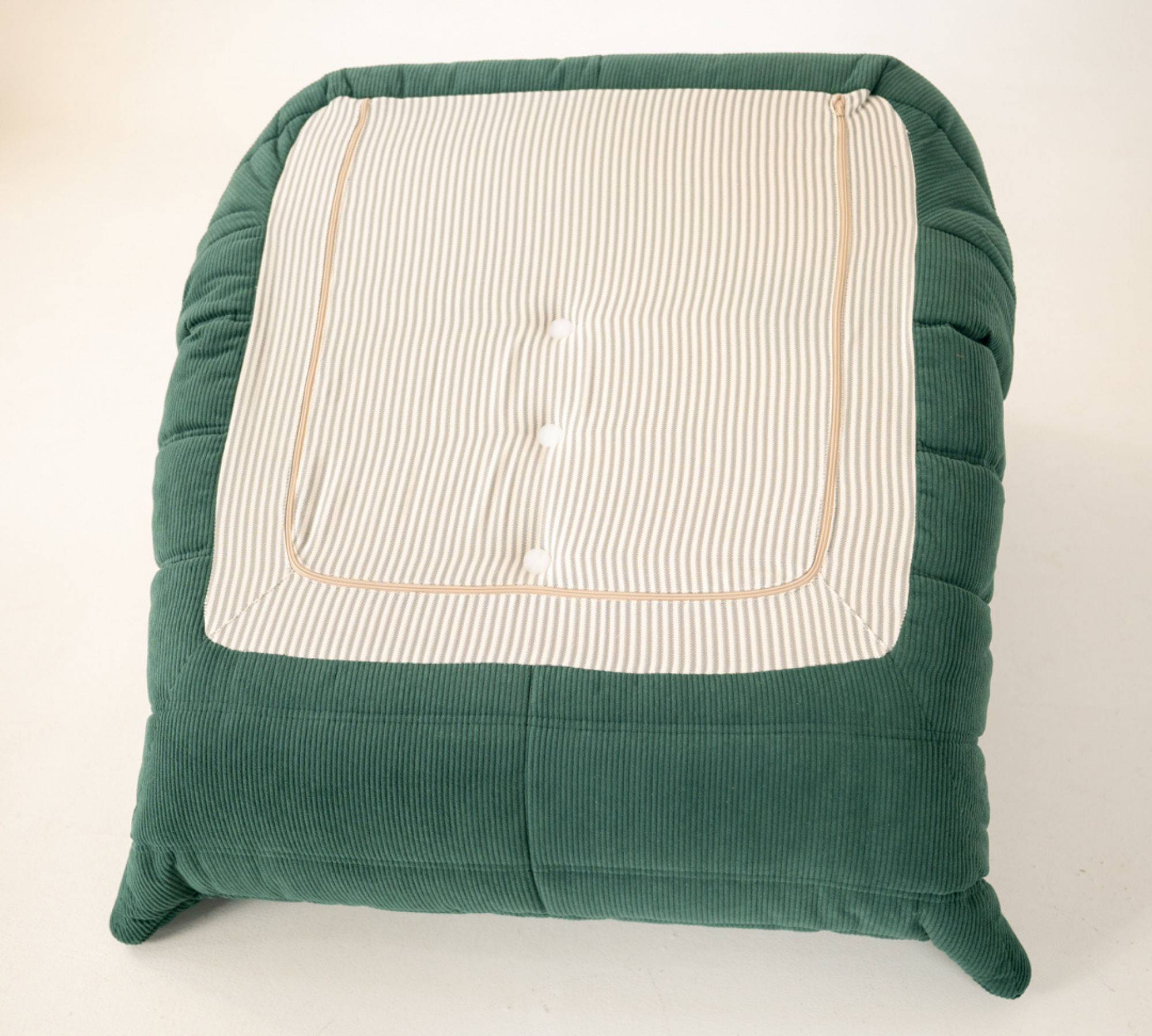 Poltrona Togo in velluto a coste verde salvia