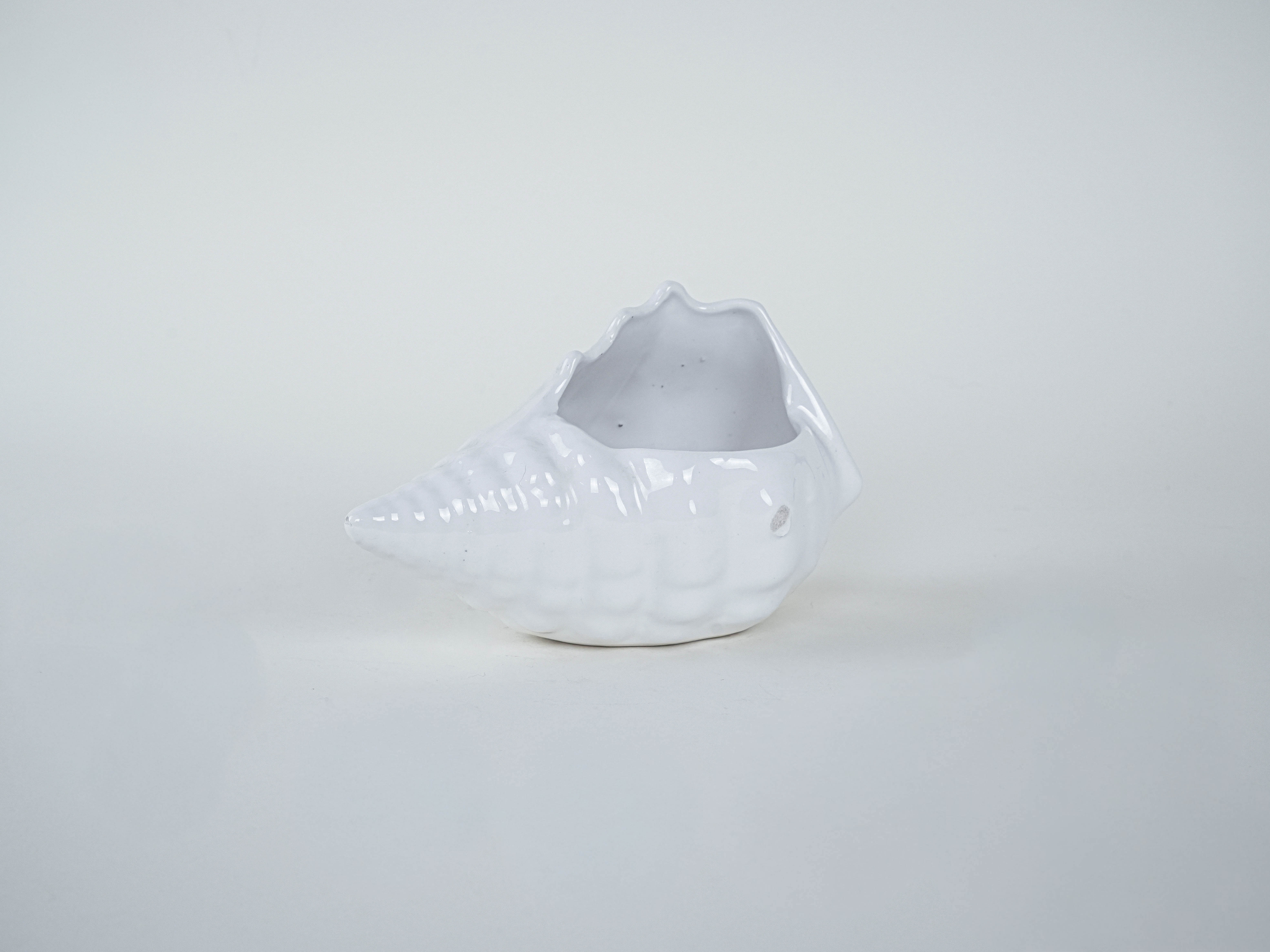 Ceramic shell White 1970s