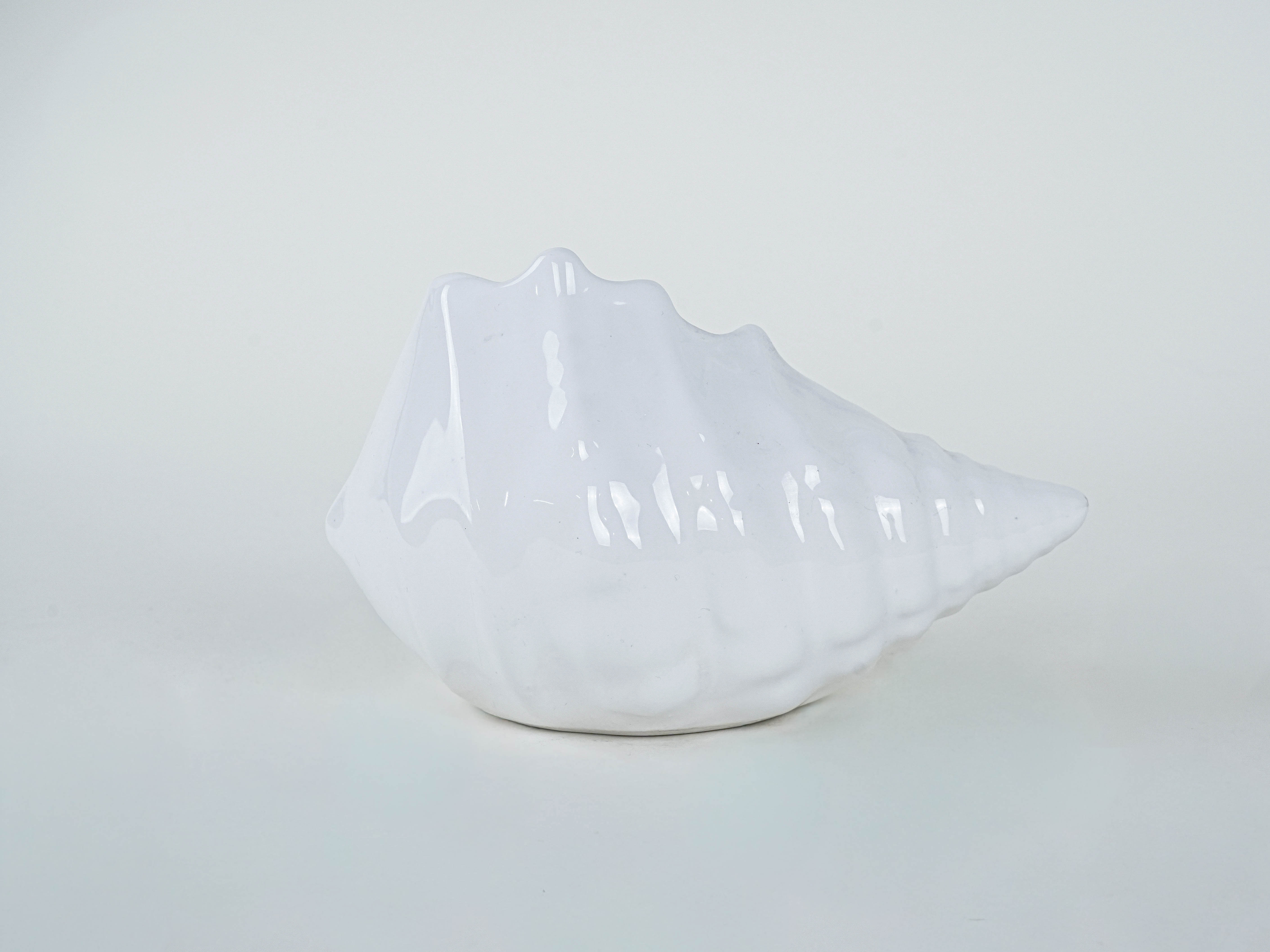 Ceramic shell White 1970s