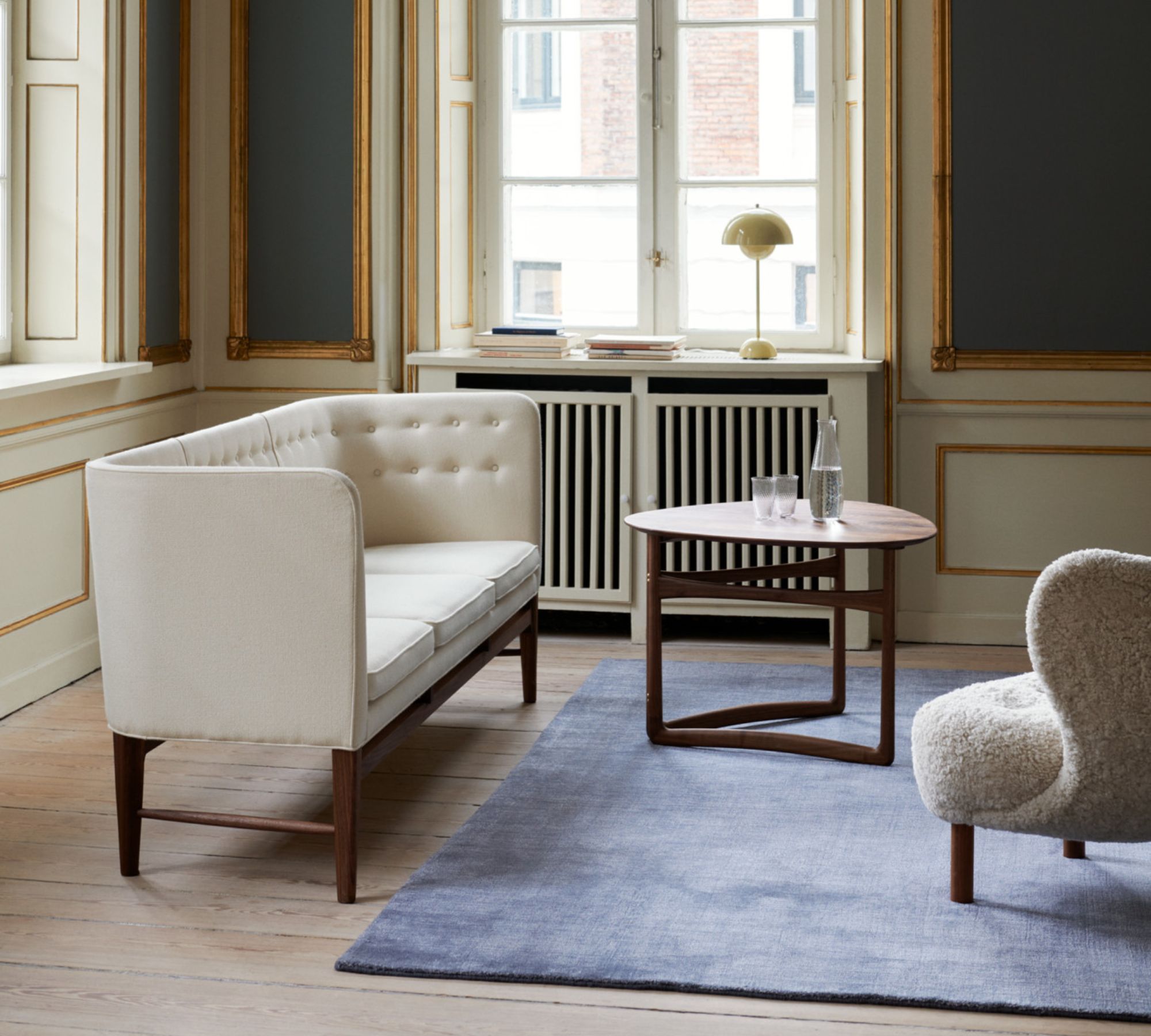 Mayor AJ6 Sofa Samt Walnussholz Blau