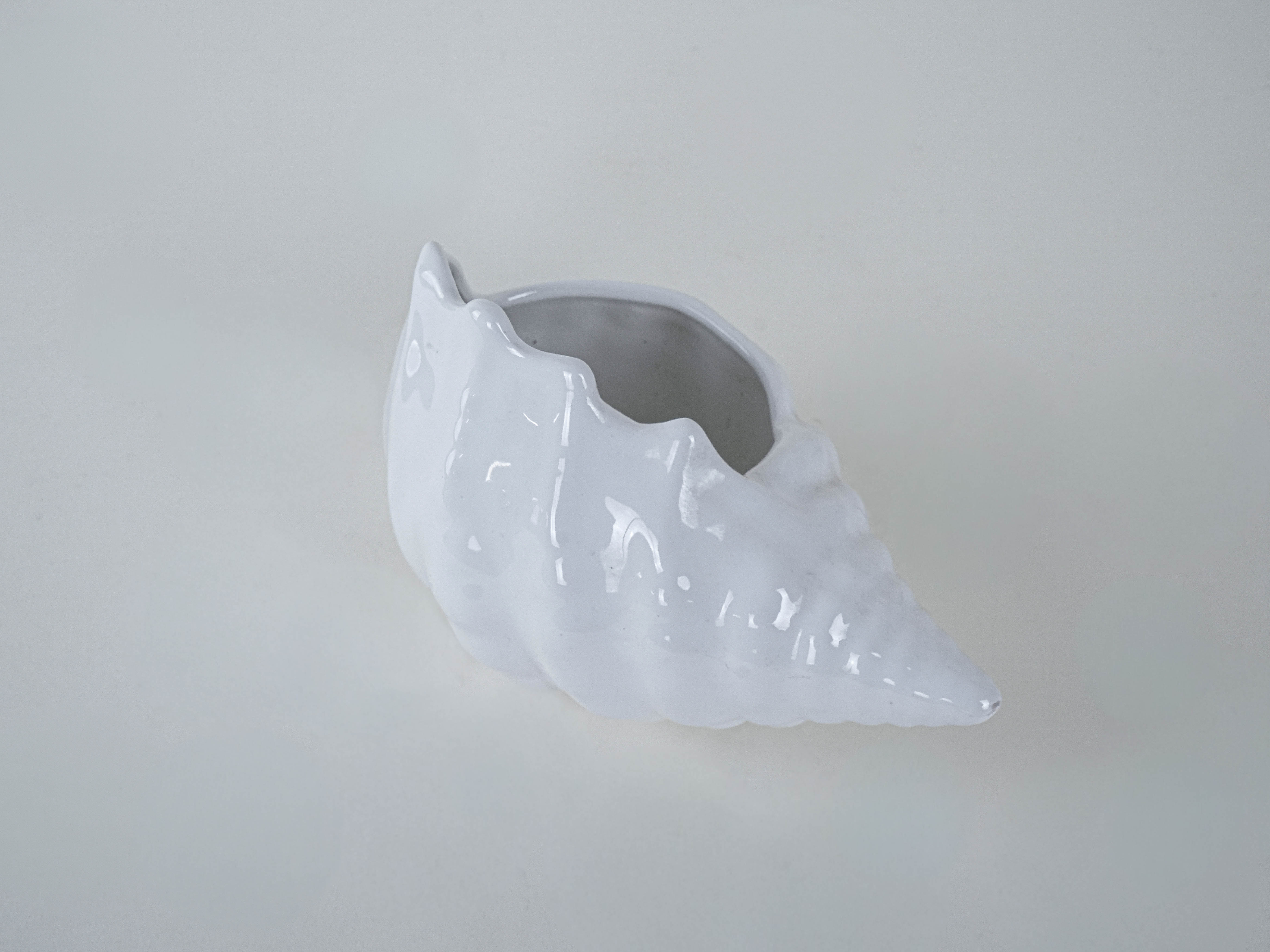 Ceramic shell White 1970s