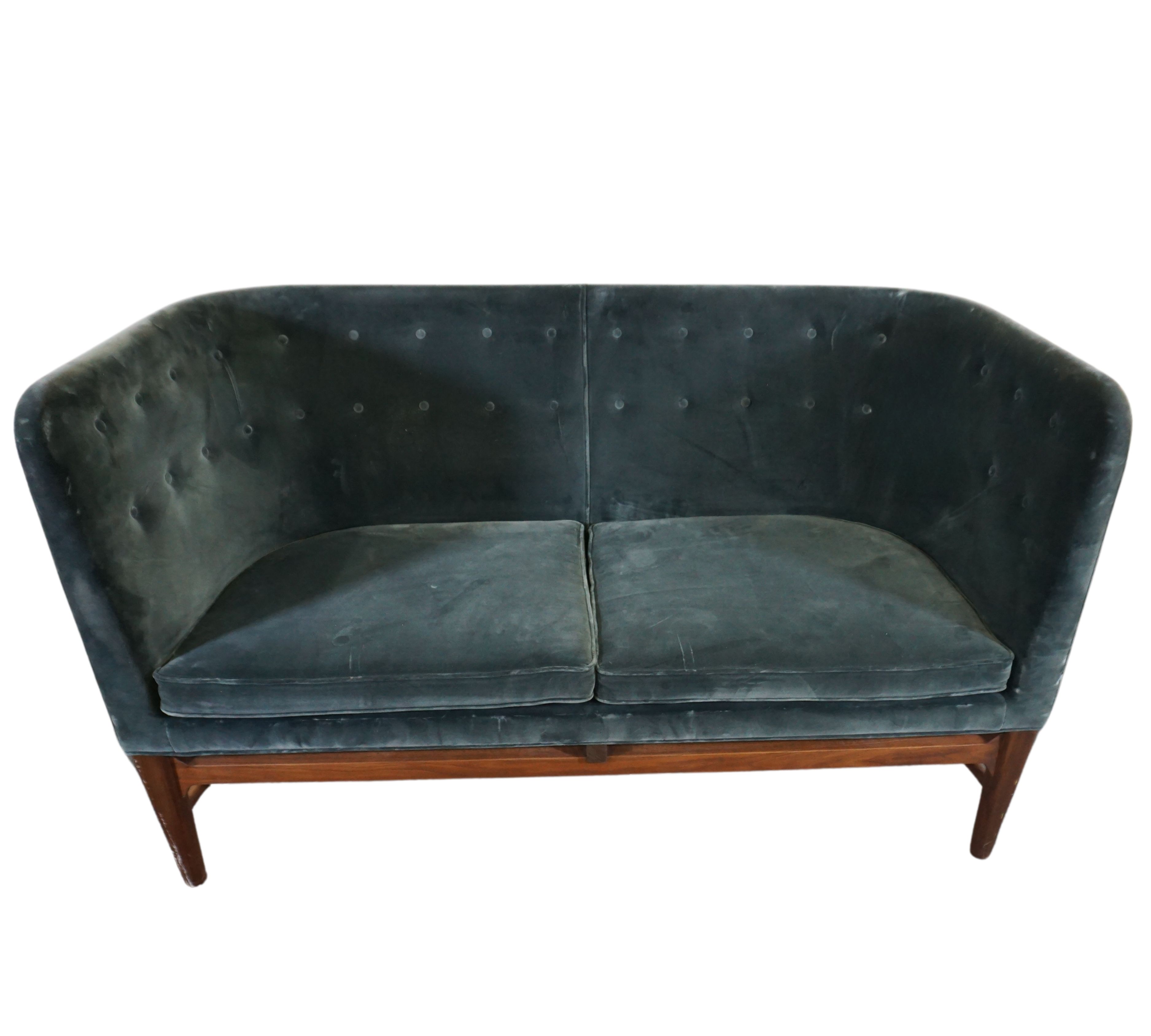 Mayor AJ6 Sofa Samt Walnussholz Blau