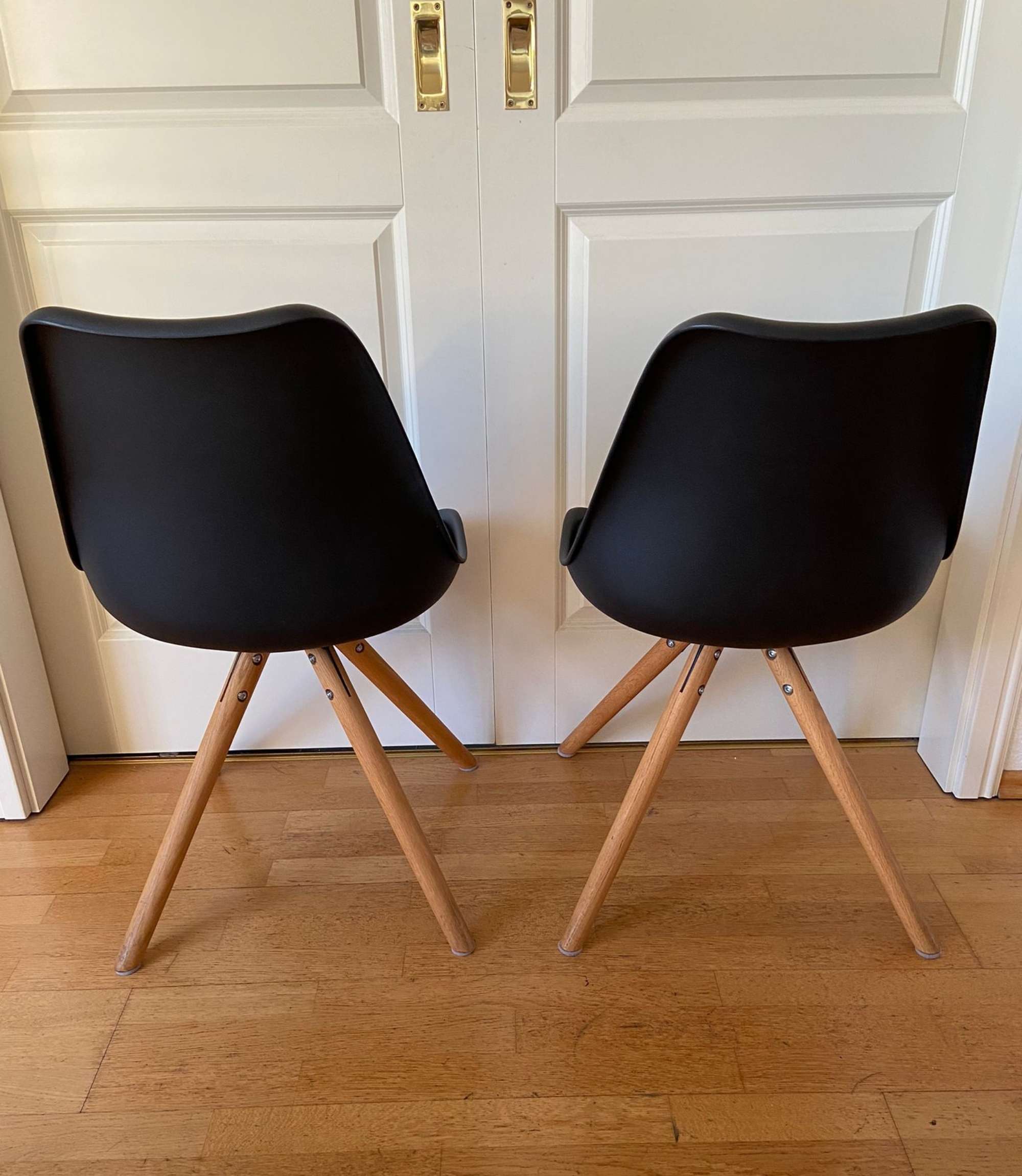 Set: 4x Schalenstuhl mit Holz-Teleskopbeinen Schwarz