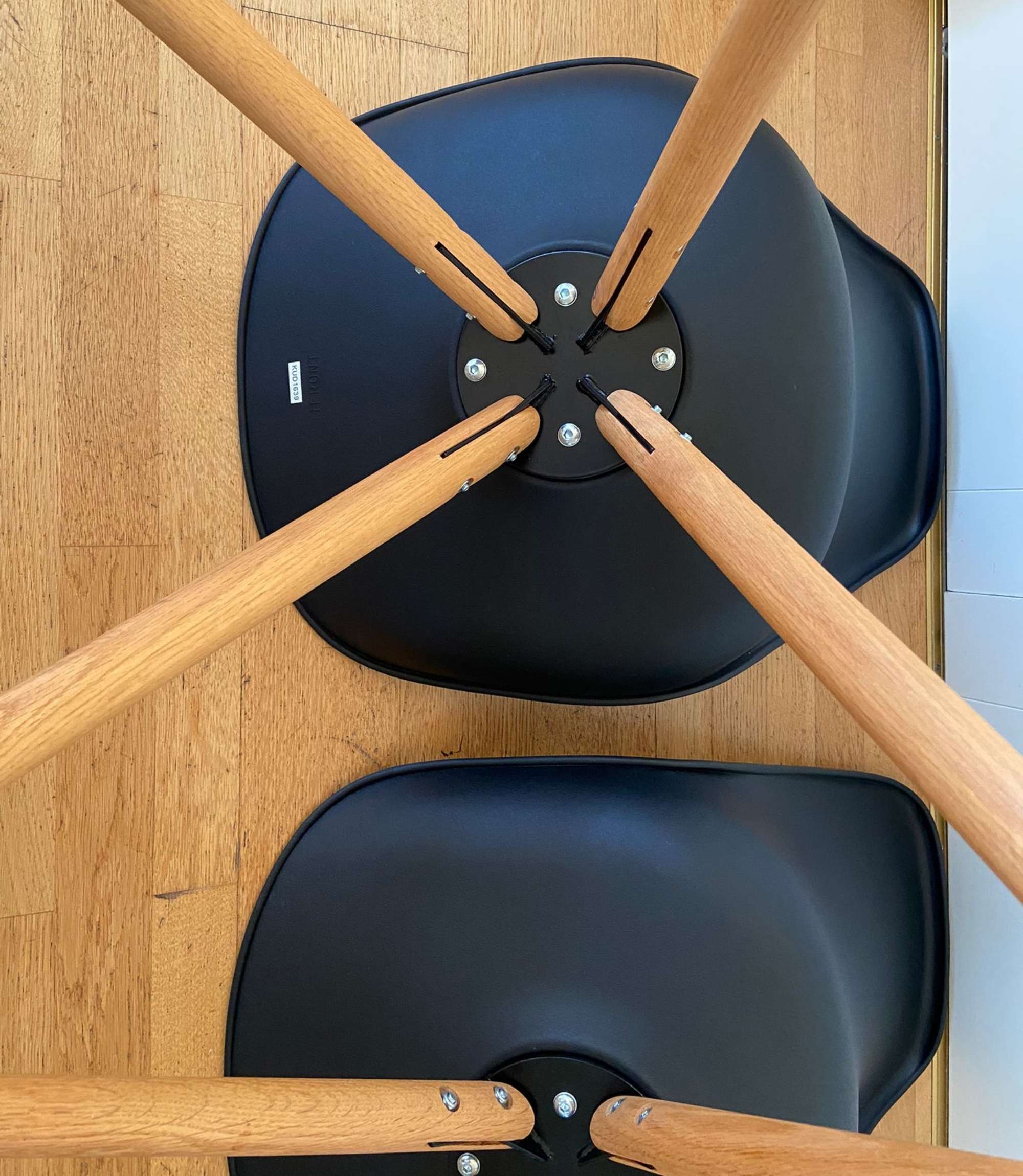 Set: 4x Schalenstuhl mit Holz-Teleskopbeinen Schwarz
