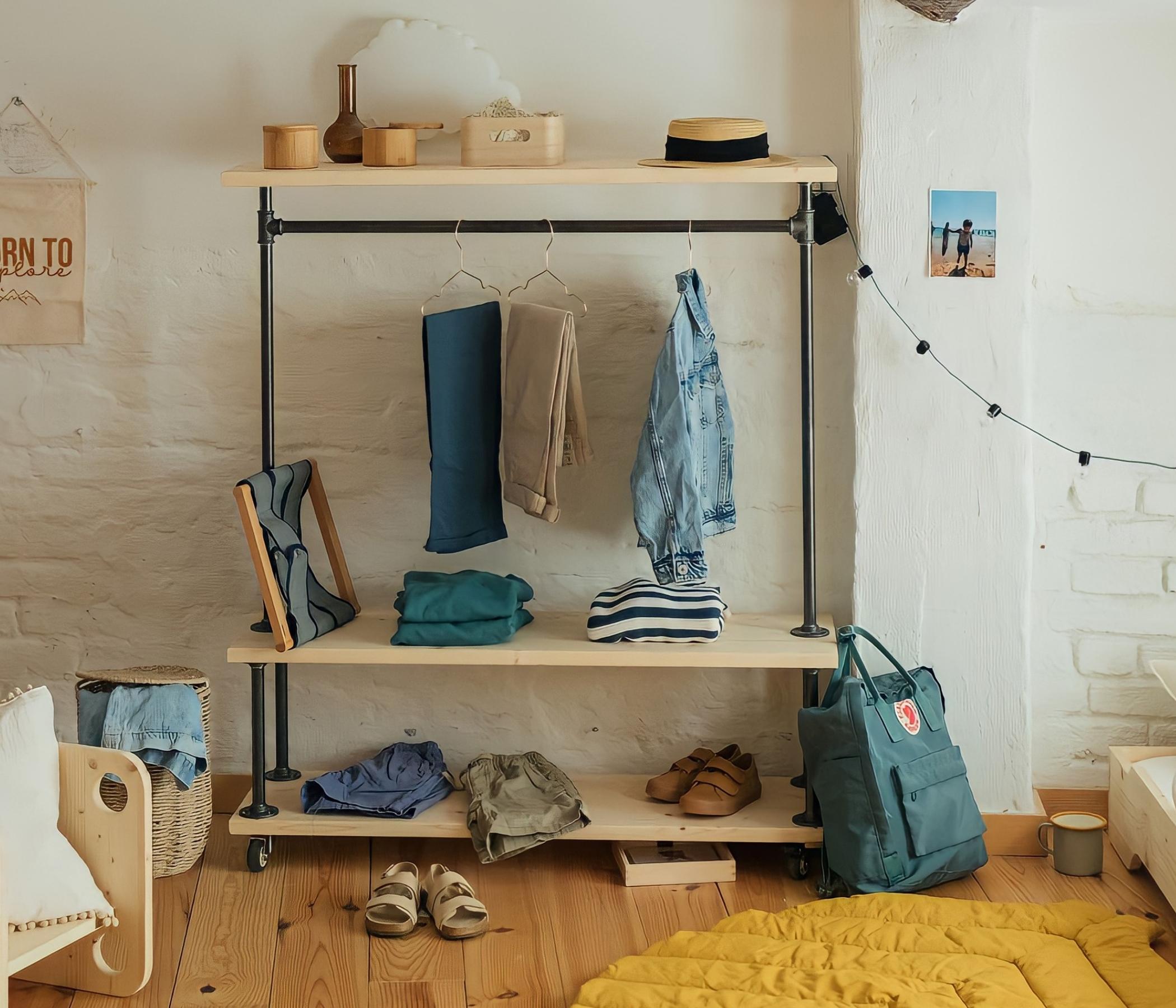 Kinderkleiderstange aus Holz und Metall auf Rollen