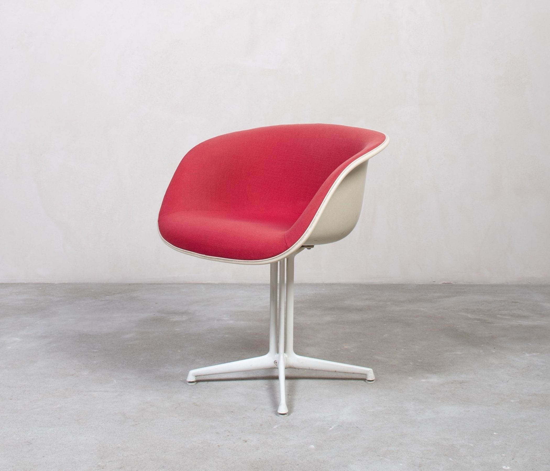 Knoll La Fonda by Herman Miller mit rotem Kissen