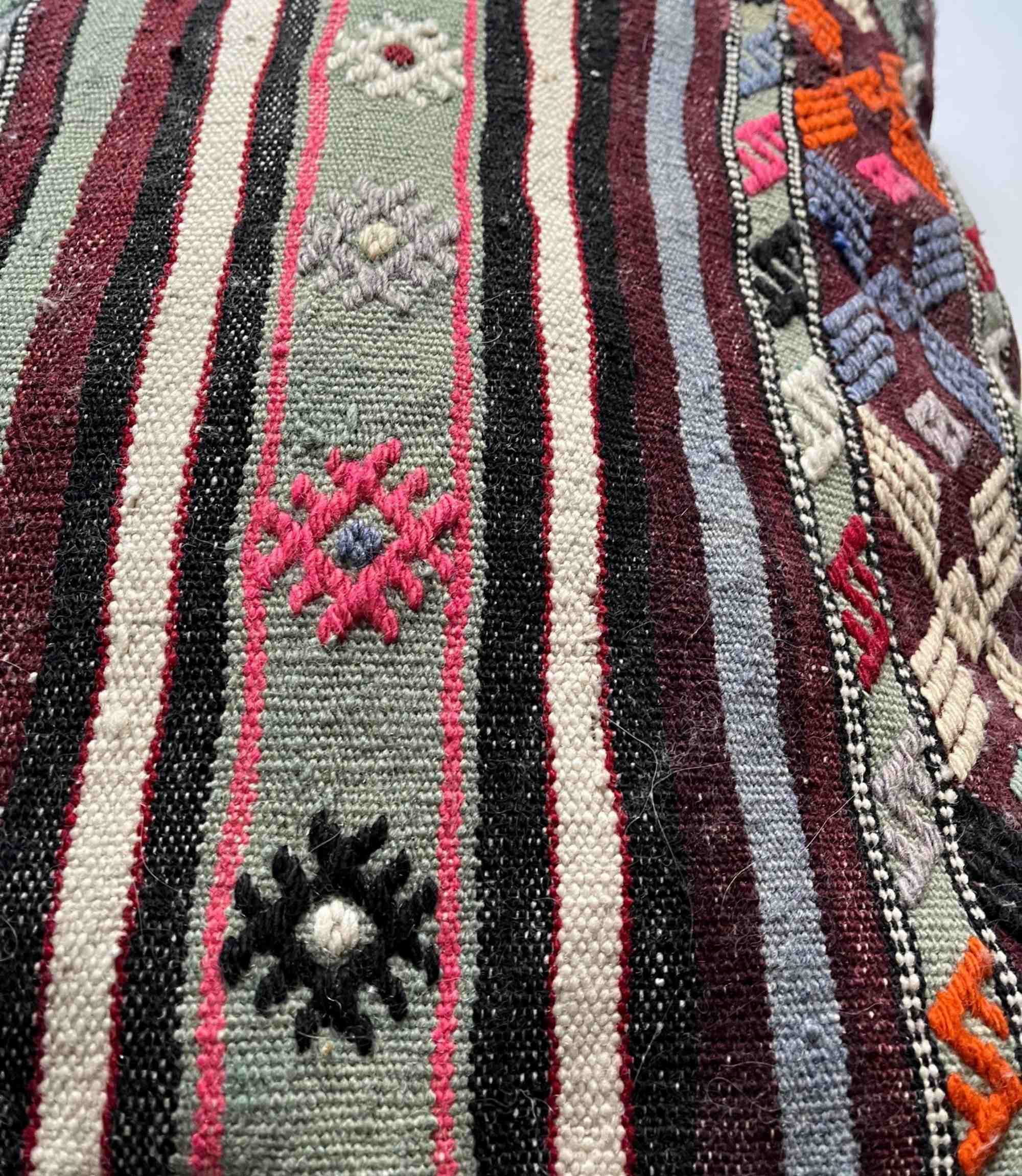 Großes Besticktes Kelim Kissen Unikat mit Füllung