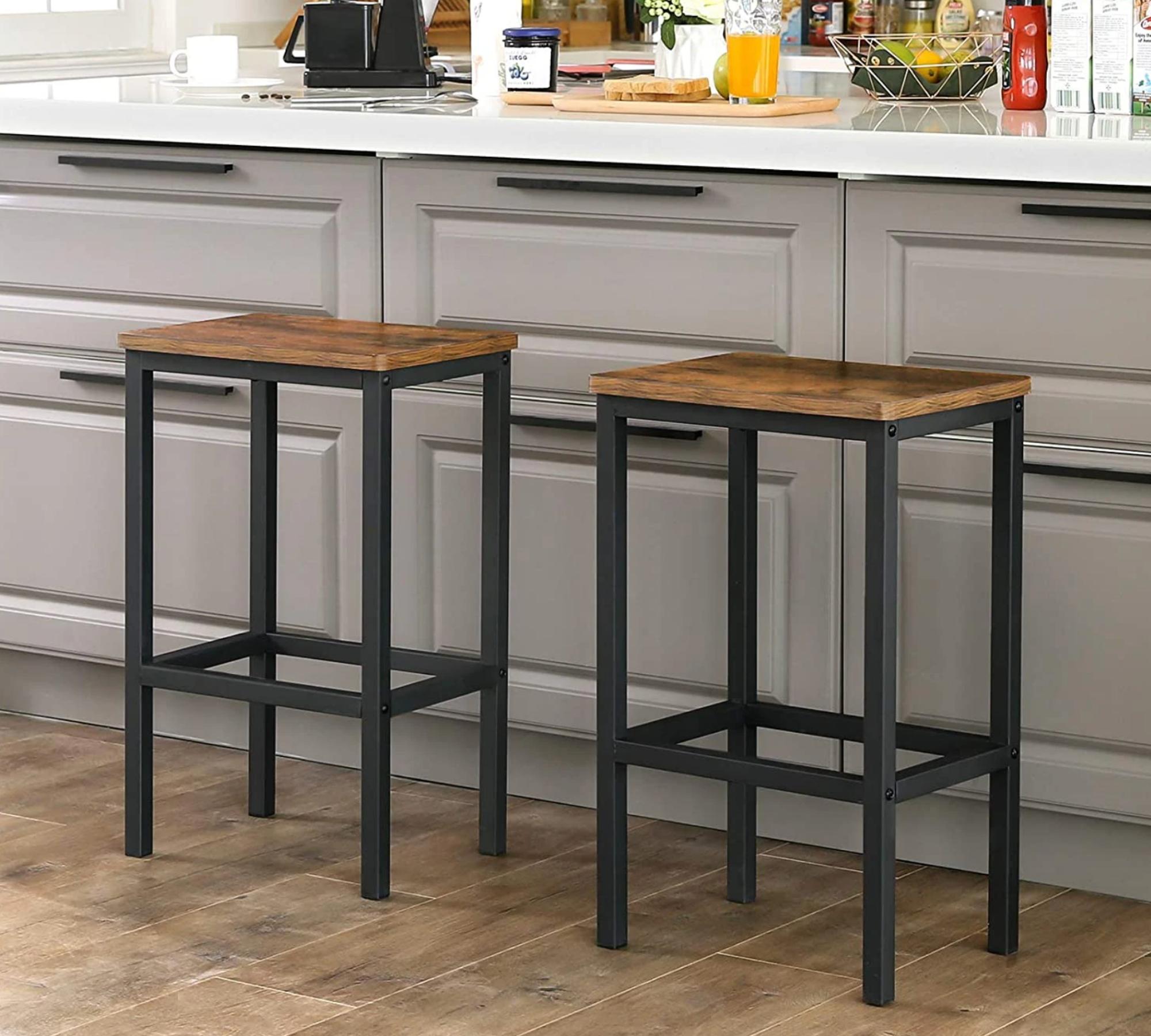 2x Bar stools in rustic look with black legs