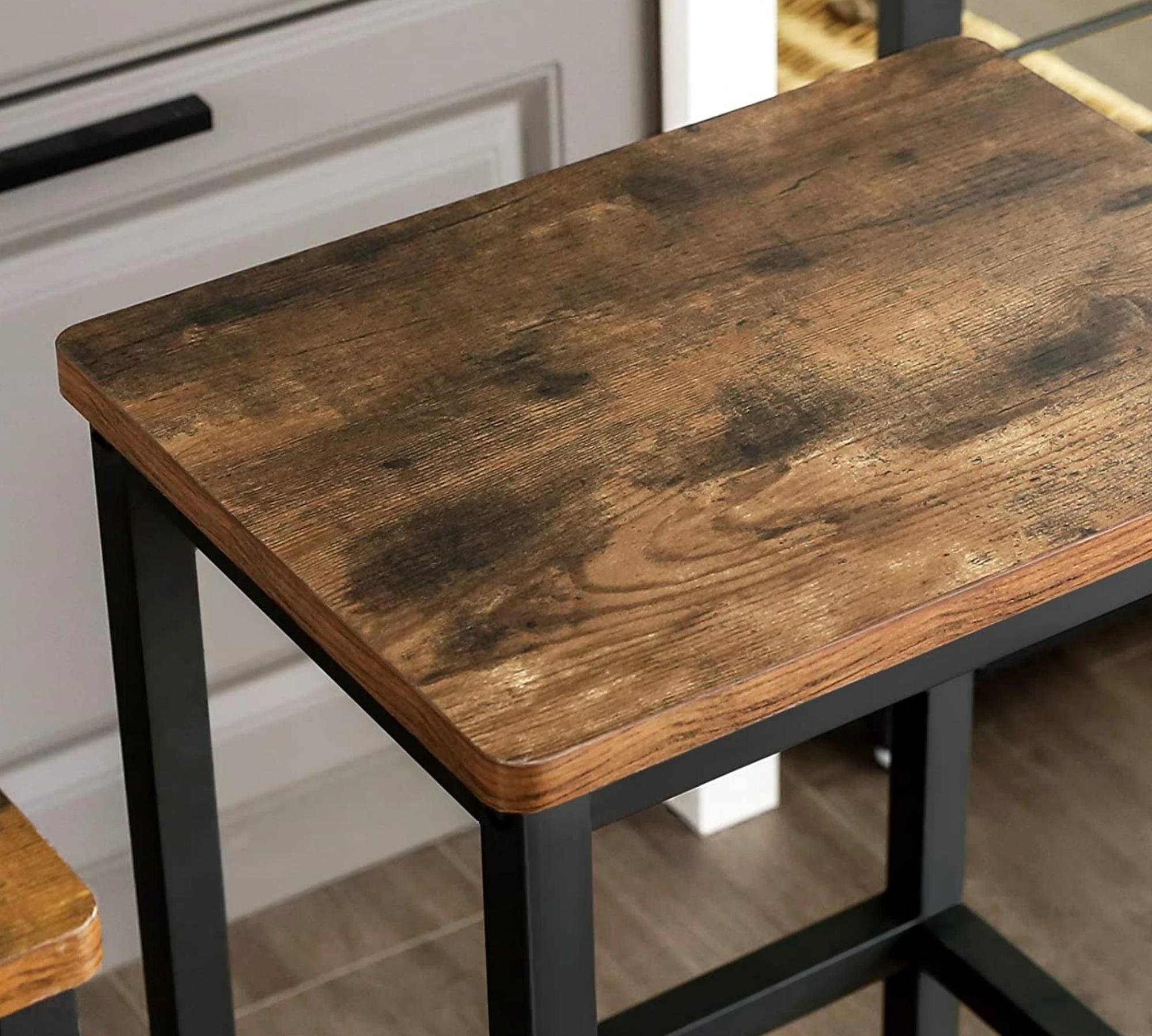 2x Bar stools in rustic look with black legs