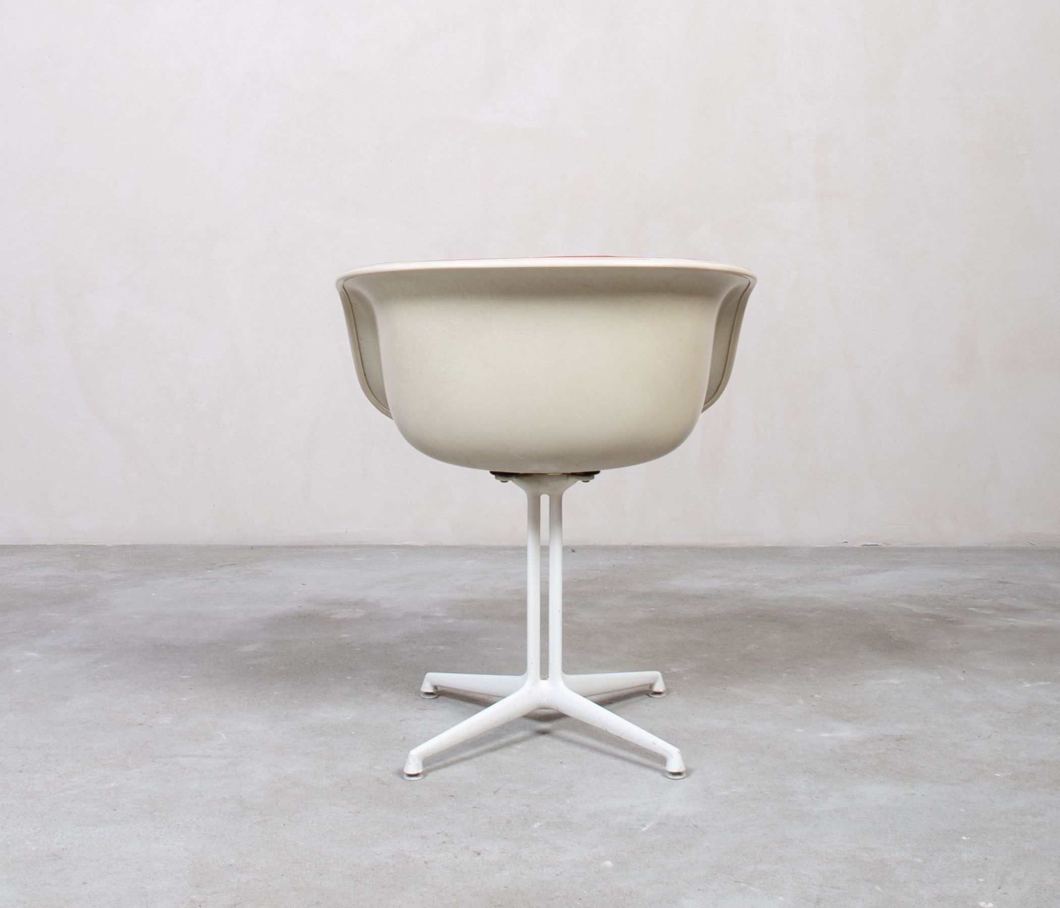 Knoll La Fonda by Herman Miller mit rotem Kissen