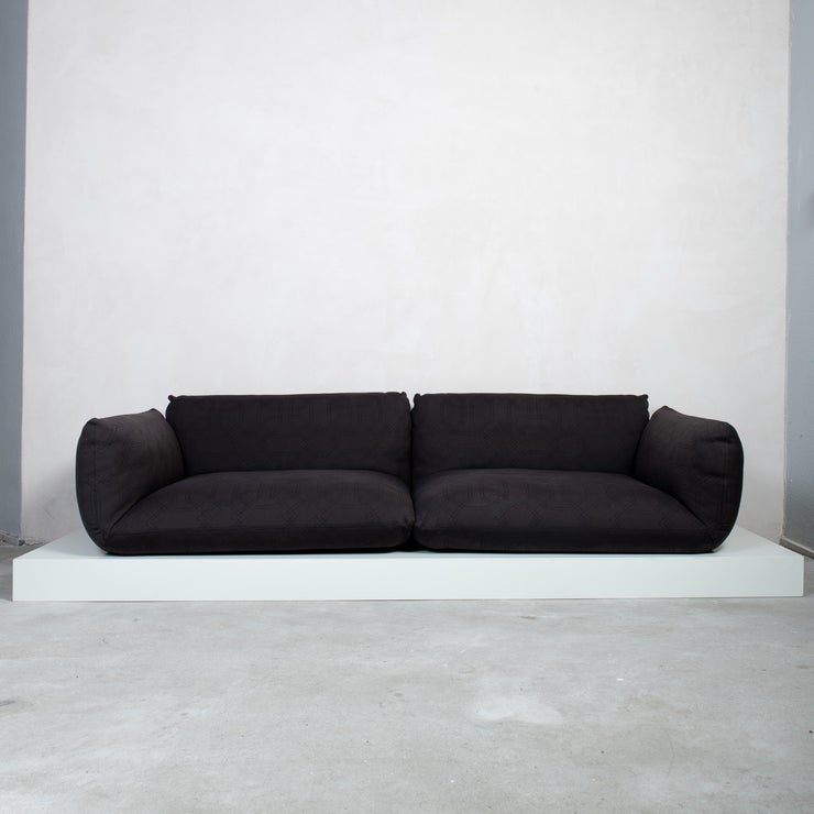 Sofa Jalis von COR Schwarz mit Ton in Ton Muster auf Podest