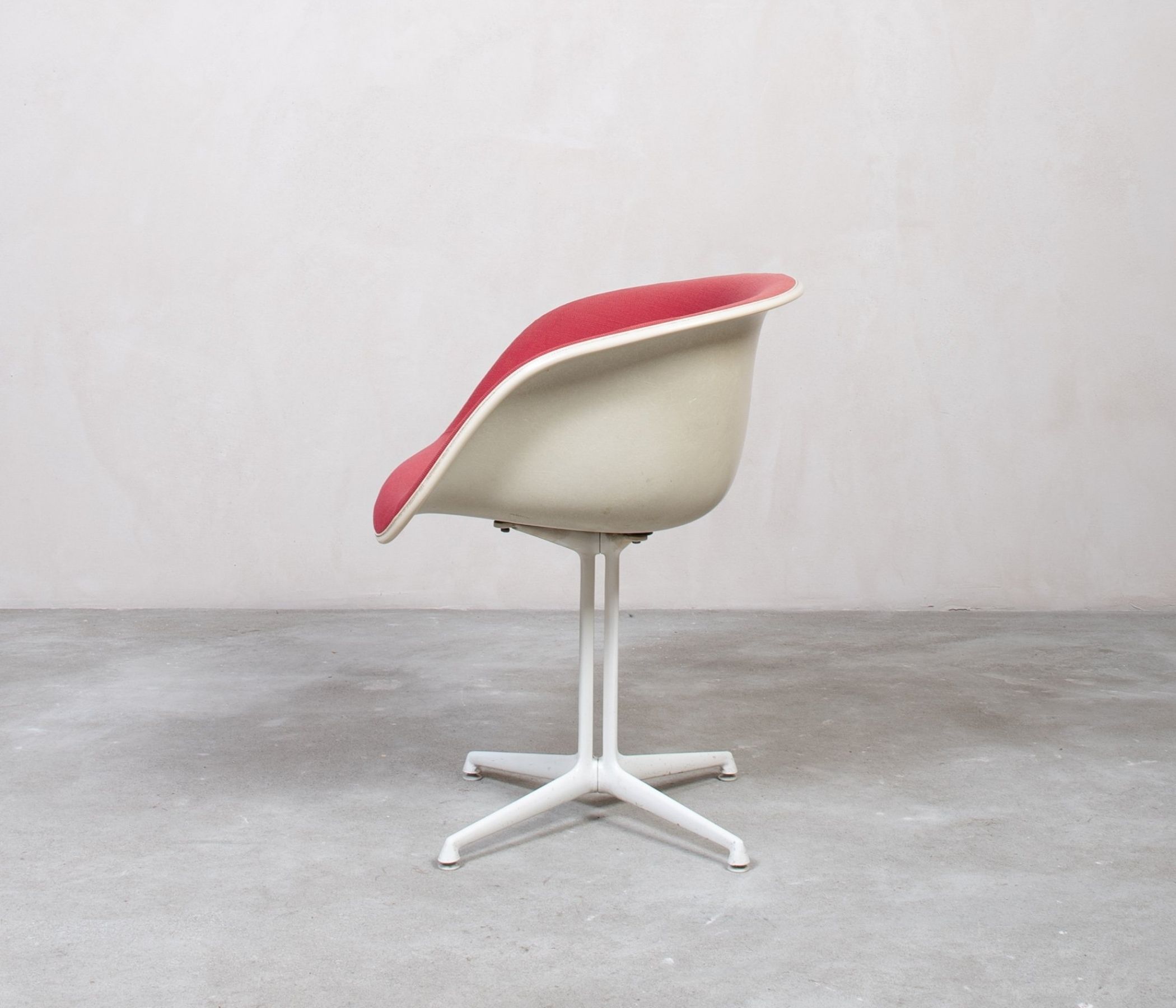Knoll La Fonda by Herman Miller mit rotem Kissen