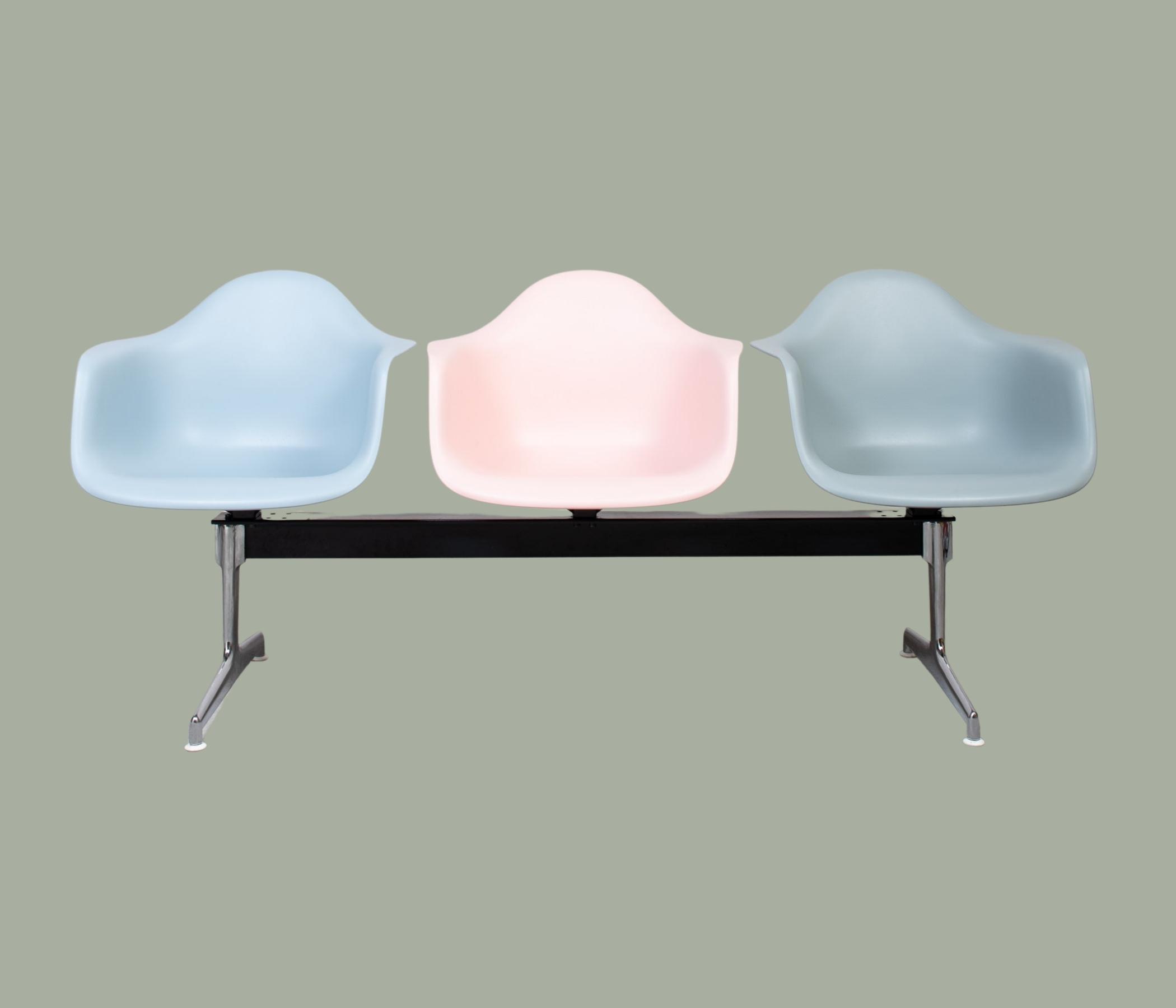 Vitra Eames Plastic Armchair auf Traverse Pastell