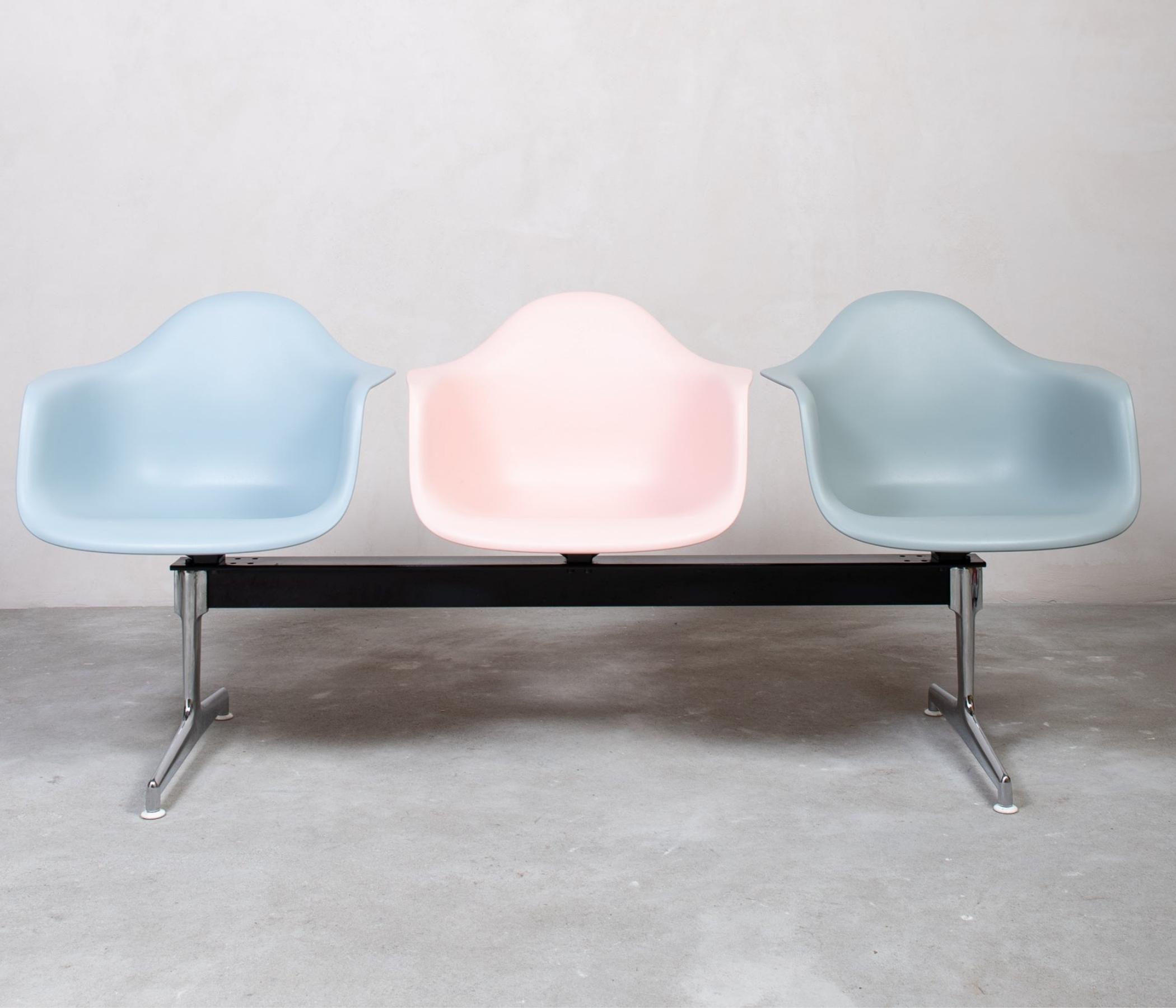 Vitra Eames Plastic Armchair auf Traverse Pastell